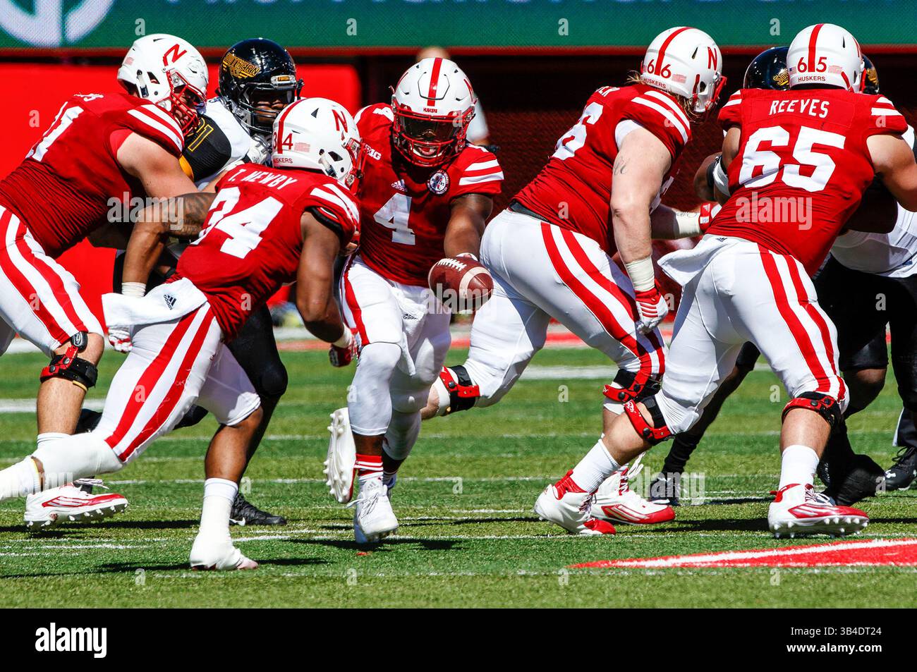 26 settembre 2015 - Lincoln, Nebraska. Stati Uniti - il quarterback dei Nebraska Cornhuskers Tommy Armstrong Jr. #4 passa al running back Terrell Newby #34 in azione durante una partita di football della NCAA Division 1 tra Southern Mississippi Golden Eagles e Nebraska Cornhuskers al Memorial Stadium di Lincoln, Nebraska ha vinto 36-28.presenze: 89.899.Michael Spomer/Cal Sport Media(Credit Image: © Michael Spomer/CSM via ZUMA Wire) Foto Stock