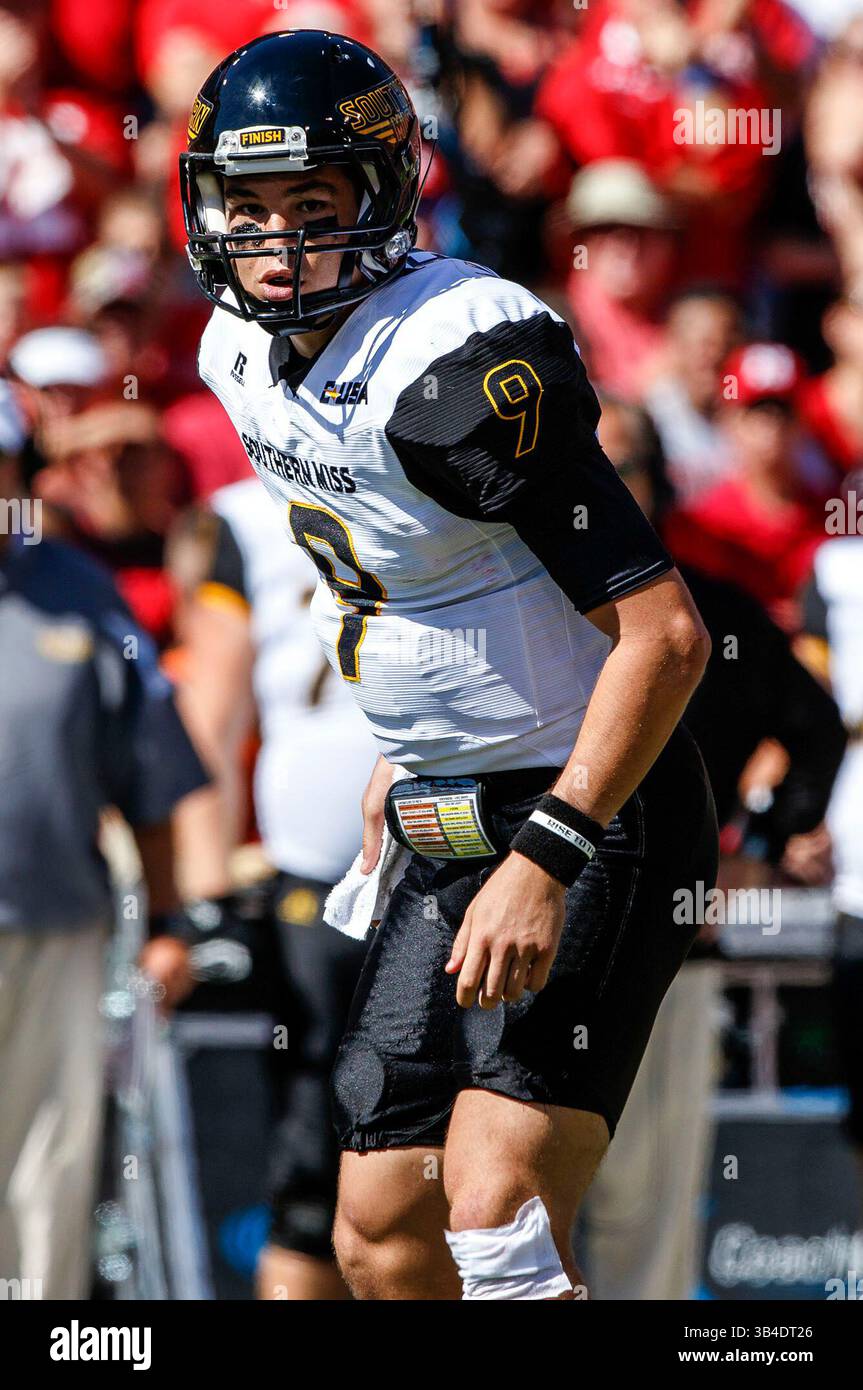 26 settembre 2015 - Lincoln, Nebraska. Stati Uniti - Southern Miss Golden Eagles quarterback Nick Mullens #9 in azione durante una partita di football della NCAA Division 1 tra Southern Mississippi Golden Eagles e Nebraska Cornhuskers al Memorial Stadium di Lincoln, Nebraska ha vinto 36-28.presenze: 89.899.Michael Spomer/Cal Sport Media.(immagine di credito: © Michael Spomer/CSM via ZUMA Wire) Foto Stock
