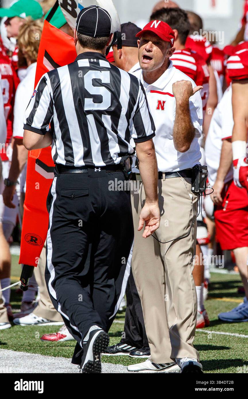 26 settembre 2015 - Lincoln, Nebraska. Stati Uniti - il capo-allenatore dei Nebraska Cornhuskers Mike Riley parla con il giudice laterale Matt Kukar dopo un no call in azione durante una partita di football della NCAA Division 1 tra i Southern Mississippi Golden Eagles e i Nebraska Cornhuskers al Memorial Stadium di Lincoln, Nebraska ha vinto 36-28.presenze: 89.899.Michael Spomer/Cal Sport Media.(Credit Image: © Michael Spomer/CSM via ZUMA Wire) Foto Stock