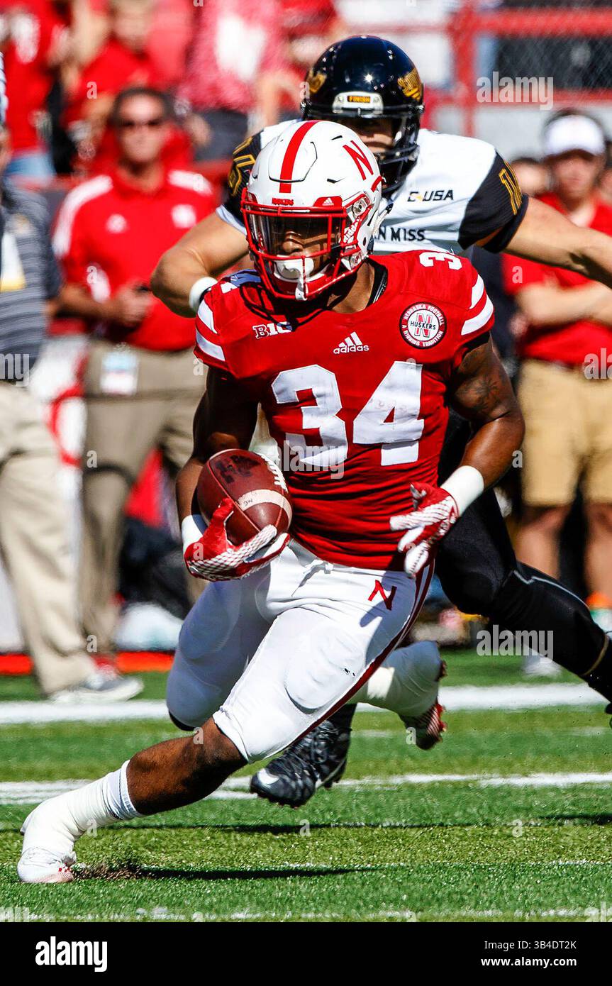 26 settembre 2015 - Lincoln, Nebraska. Stati Uniti - il running back dei Nebraska Cornhuskers Terrell Newby #34 in azione durante una partita di football della NCAA Division 1 tra i Southern Mississippi Golden Eagles e i Nebraska Cornhuskers al Memorial Stadium di Lincoln, Nebraska ha vinto 36-28.presenze: 89.899.Michael Spomer/Cal Sport Media.(immagine di credito: © Michael Spomer/CSM via ZUMA Wire) Foto Stock