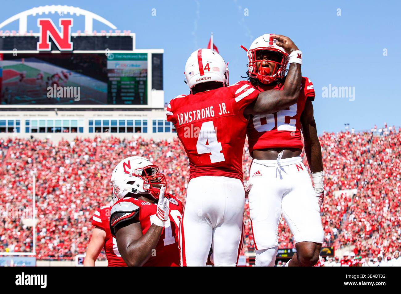 26 settembre 2015 - Lincoln, Nebraska. Stati Uniti - il quarterback dei Nebraska Cornhuskers Tommy Armstrong Jr. #4 festeggia con il compagno di squadra Nebraska Cornhuskers il wide receiver Alonzo Moore #82 dopo aver segnato nel quarto quarto periodo di azione durante una partita di football della NCAA Division 1 tra i Southern Mississippi Golden Eagles e Nebraska Cornhuskers al Memorial Stadium di Lincoln, Nebraska...presenza: .Nebraska ha vinto il 36-28.presenza: 89.899.Michael Spomer/Cal Sport Media © Michael Spomer/Cal M.com. Foto Stock