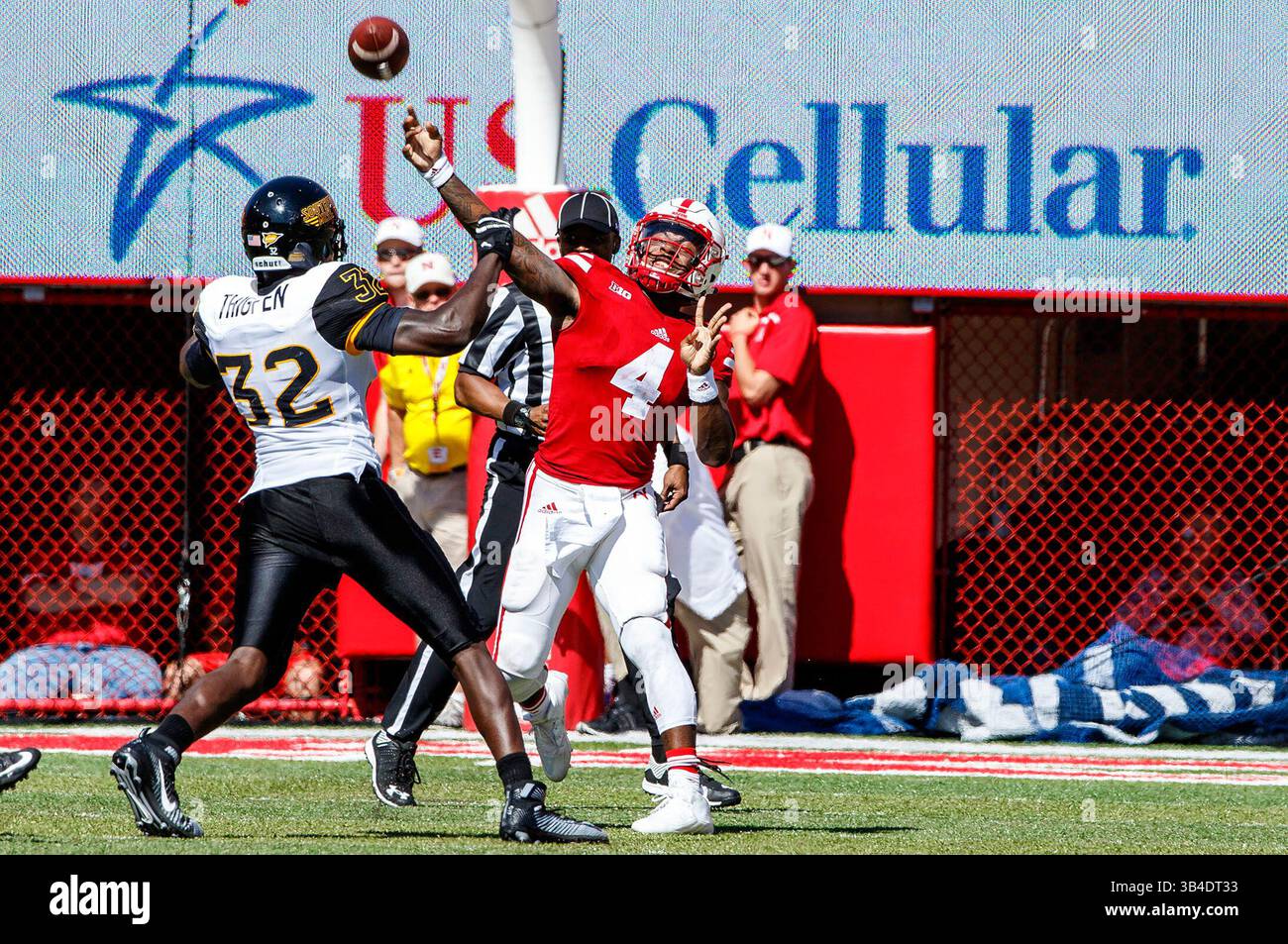 26 settembre 2015 - Lincoln, Nebraska. Stati Uniti - il quarterback dei Nebraska Cornhuskers Tommy Armstrong Jr. N. 4 rilascia un passaggio mentre il defensive lineman della Southern Miss Golden Eagles Xavier Thigpen n. 32 tenta di bloccare in azione durante una partita di football della NCAA Division 1 tra i Southern Mississippi Golden Eagles e i Nebraska Cornhuskers al Memorial Stadium di Lincoln, Nebraska...presenze: .Nebraska ha vinto 36-28.presenza: 89.899.Michael Spomer/Cal Sport Media(via Michael Spomer/CMA) © Michael Spomer/CMA/Cal CWire) Foto Stock