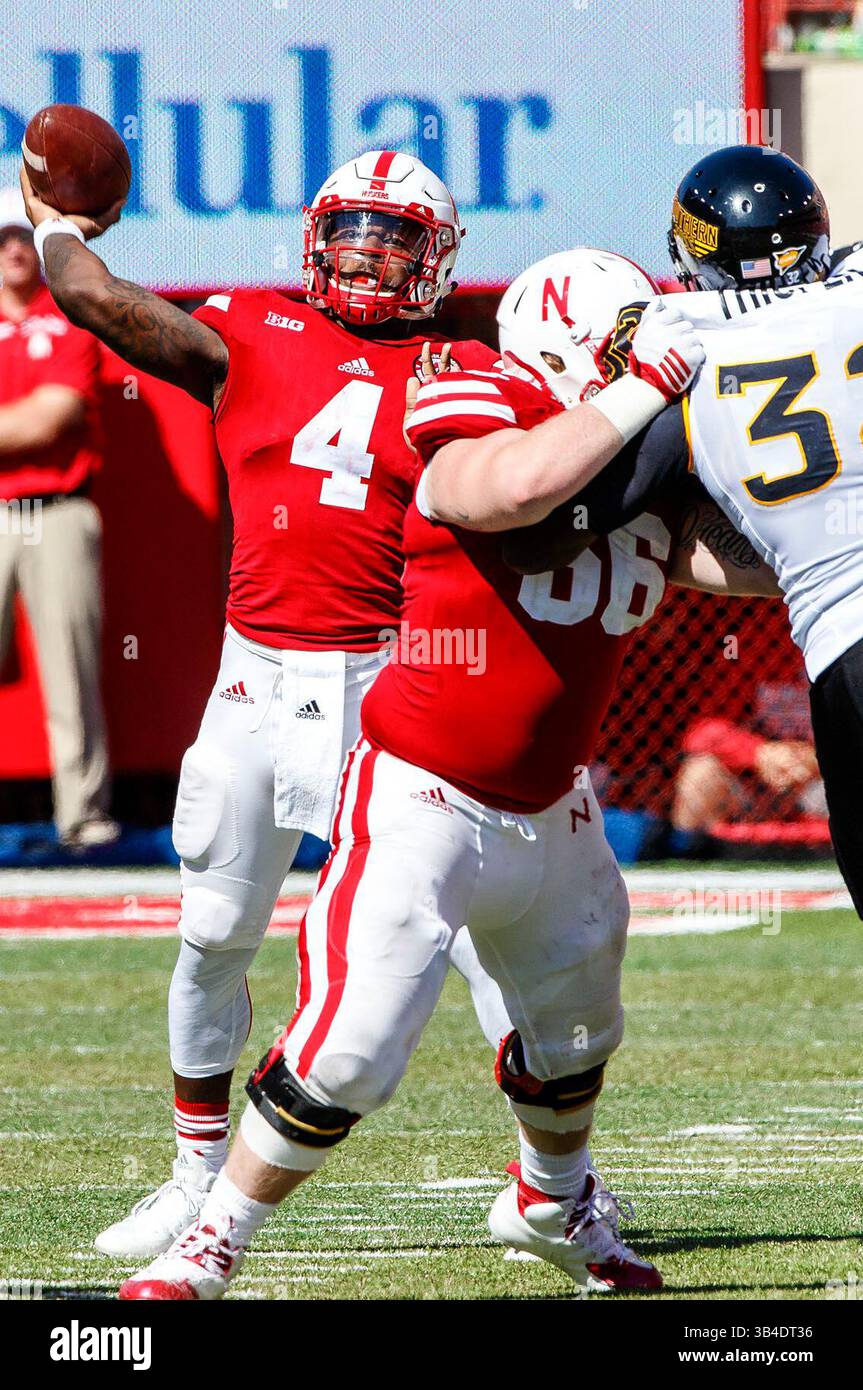 26 settembre 2015 - Lincoln, Nebraska. U.S. - Nebraska Cornhuskers quarterback Tommy Armstrong Jr. #4 in azione durante una partita di football della NCAA Division 1 tra i Southern Mississippi Golden Eagles e i Nebraska Cornhuskers al Memorial Stadium di Lincoln, Nebraska ha vinto 36-28.presenze: 89.899.Michael Spomer/Cal Sport Media.(Credit Image: © Michael Spomer/CSM via ZUMA Wire) Foto Stock