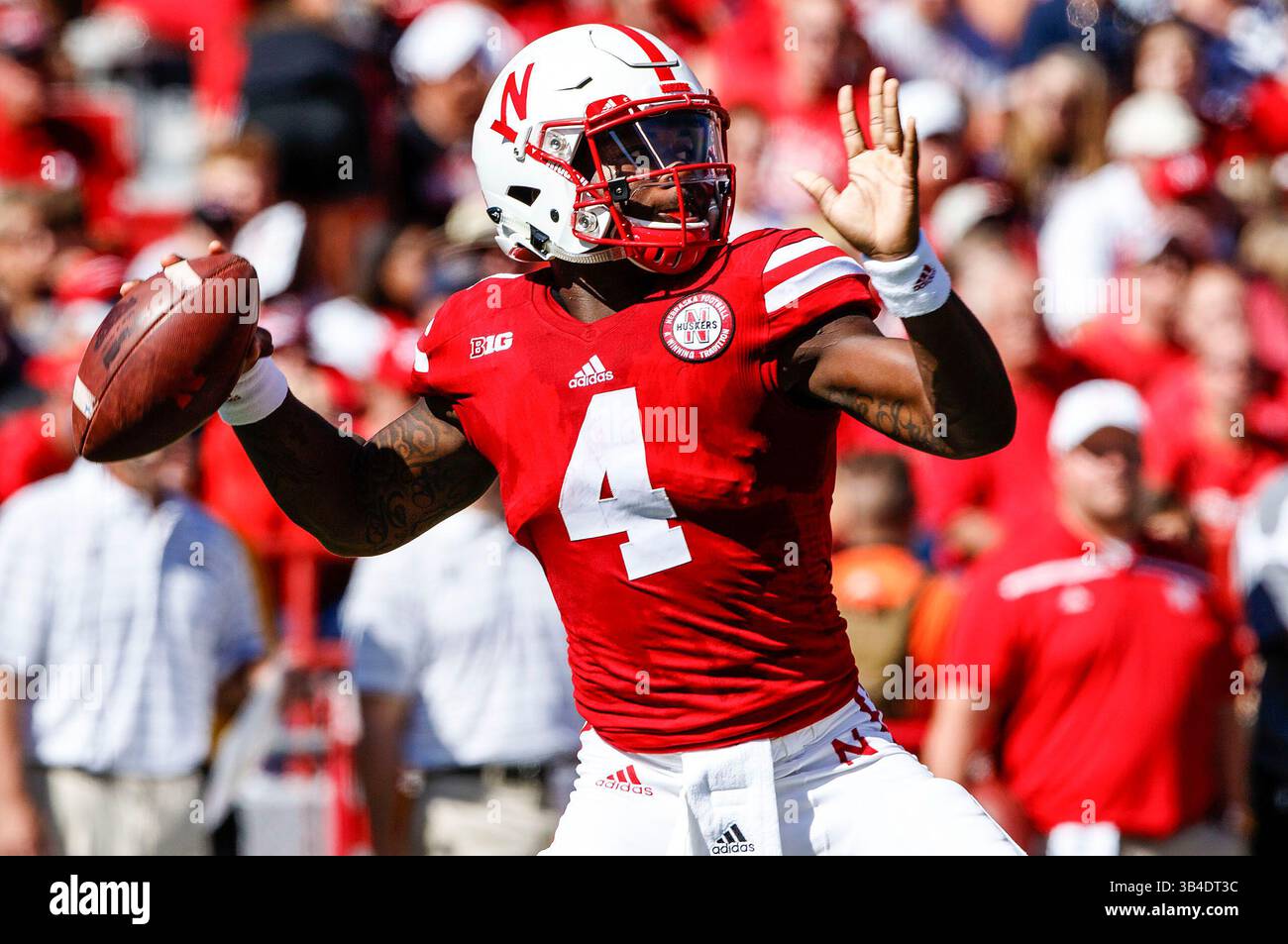 26 settembre 2015 - Lincoln, Nebraska. U.S. - Nebraska Cornhuskers quarterback Tommy Armstrong Jr. #4 in azione durante una partita di football della NCAA Division 1 tra i Southern Mississippi Golden Eagles e i Nebraska Cornhuskers al Memorial Stadium di Lincoln, Nebraska ha vinto 36-28.presenze: 89.899.Michael Spomer/Cal Sport Media.(Credit Image: © Michael Spomer/CSM via ZUMA Wire) Foto Stock