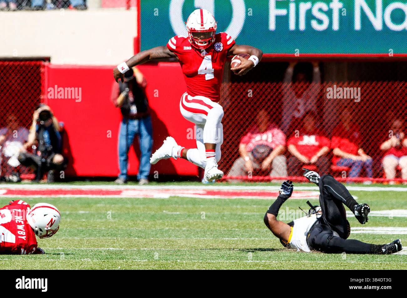 26 settembre 2015 - Lincoln, Nebraska. U.S. - Nebraska Cornhuskers quarterback Tommy Armstrong Jr. N. 4 in azione durante una partita di football della NCAA Division 1 tra i Southern Mississippi Golden Eagles e i Nebraska Cornhuskers al Memorial Stadium di Lincoln, Nebraska ha vinto 36-28.presenze: 89.899.Michael Spomer/Cal Sport Media(Credit Image: © Michael Spomer/CSM via ZUMA Wire) Foto Stock