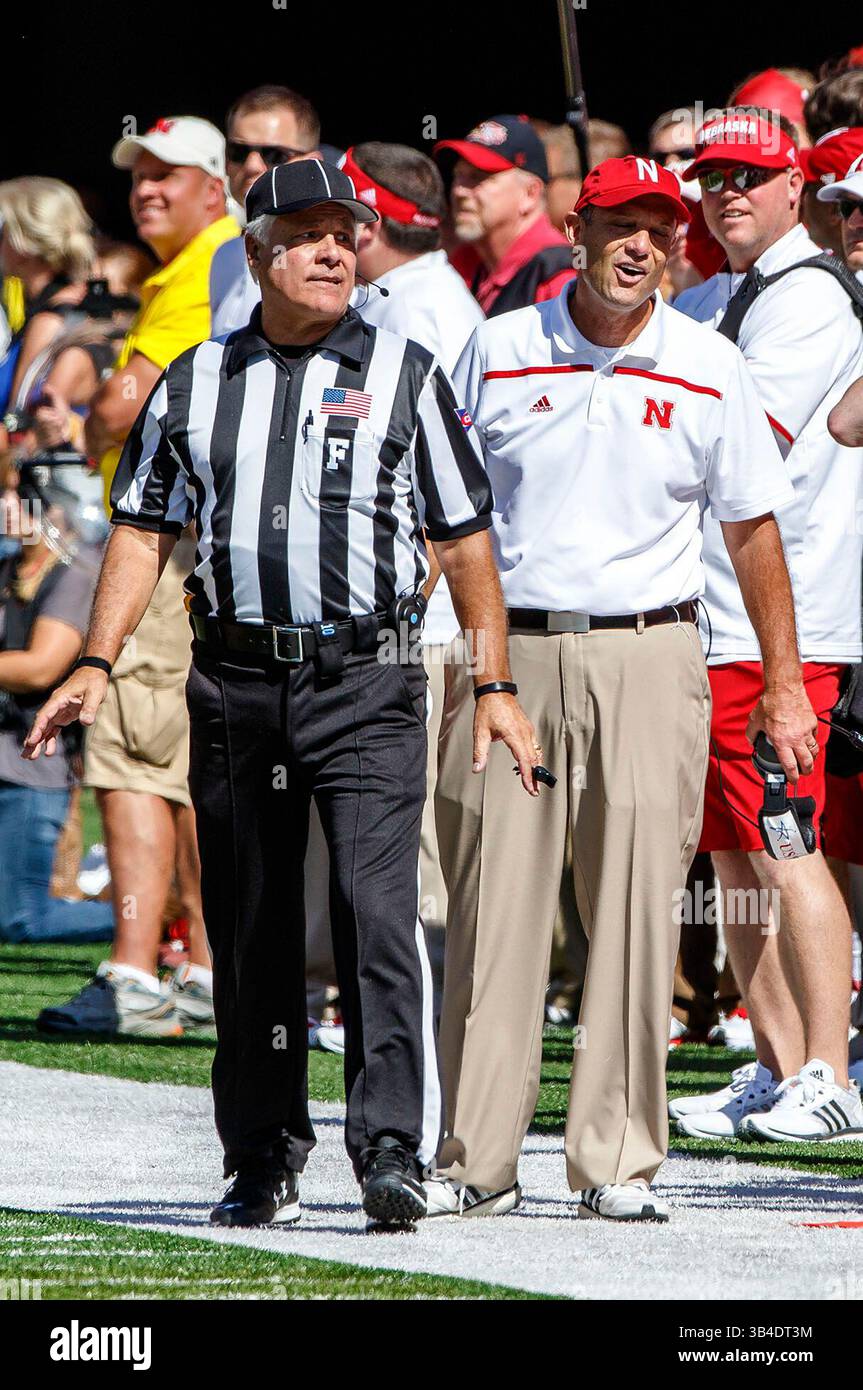 26 settembre 2015 - Lincoln, Nebraska. Stati Uniti - il capo-allenatore dei Nebraska Cornhuskers Mike Riley esprime la sua insoddisfazione nei confronti del giudice Terry Alpohonse dopo un rigore in azione durante una partita di football della NCAA Division 1 tra i Southern Mississippi Golden Eagles e i Nebraska Cornhuskers al Memorial Stadium di Lincoln, Nebraska ha vinto 36-28.presenze: 89.899.Michael Spomer/Cal Sport Media.(Credit Image: © Michael Spomer/CSM via ZUMA Wire) Foto Stock