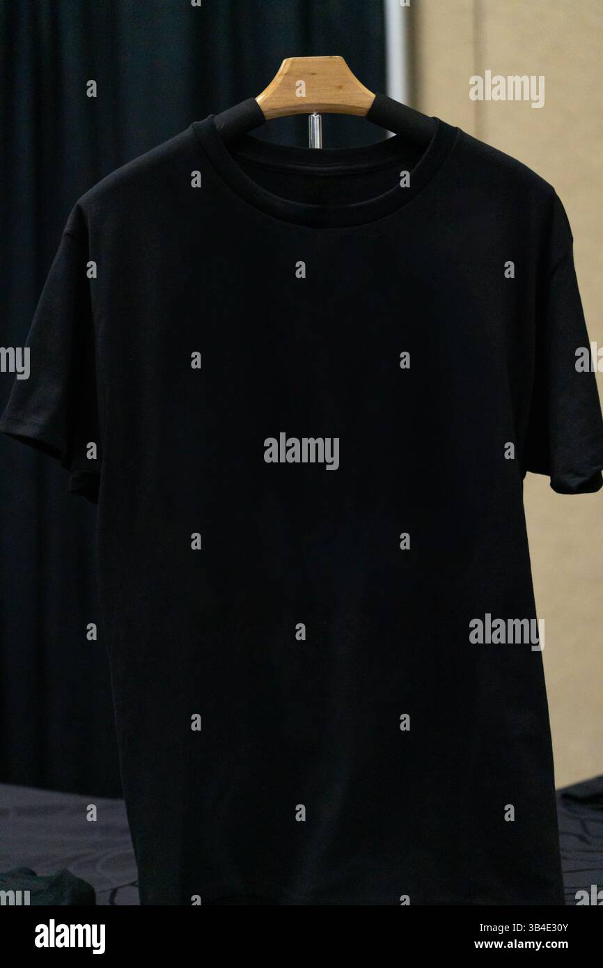 T-shirt nera vuota, design personalizzato o mockup di branding, perfetta per la pubblicità di abbigliamento per presentazioni di prodotti di marketing alla moda e per l'uso promozionale creativo Foto Stock