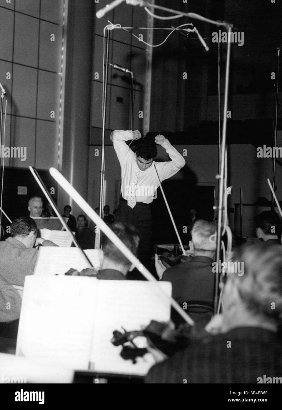 5 febbraio 1960 - Francia - il suo primo disco Roberto Benzi, il 22enne direttore d'orchestra che ha iniziato la sua carriera da bambino prodigio più di dieci anni fa ha fatto il suo primo disco oggi. Per l'occasione diresse la famosa orchestra di concerti Lamourex suonando Egmont OPS di Beethoven: Roberto Benzi diresse l'orchestra durante la registrazione di oggi. 5 febbraio 60 (immagine di credito: © Keystone Pictures USA/ZUMAPRESS.com) Foto Stock