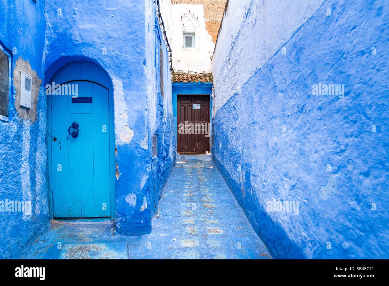 Chefchaouen, Marocco - 26 marzo 2024: Particolare dei vicoli stretti di Chefchaouen, la città blu durante il giorno nuvoloso Foto Stock