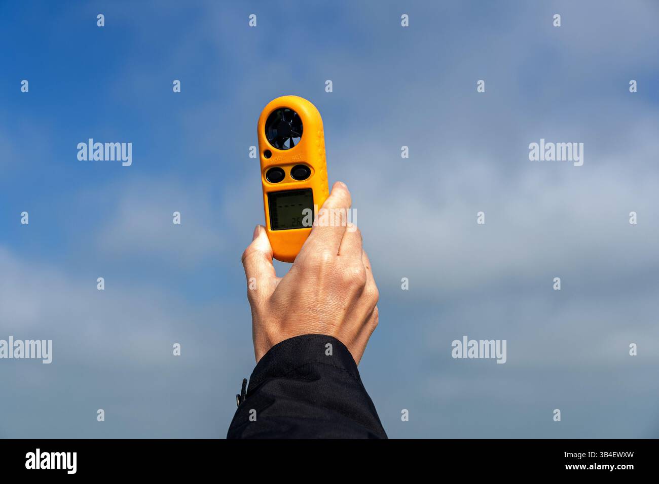 Tecnico che misura la velocità del vento per la produzione di energia rinnovabile Foto Stock