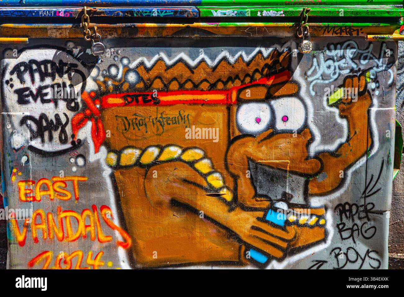 Arte colorata su un contenitore della spazzatura in un vicolo di Gastown a Vancouver, Canada Foto Stock