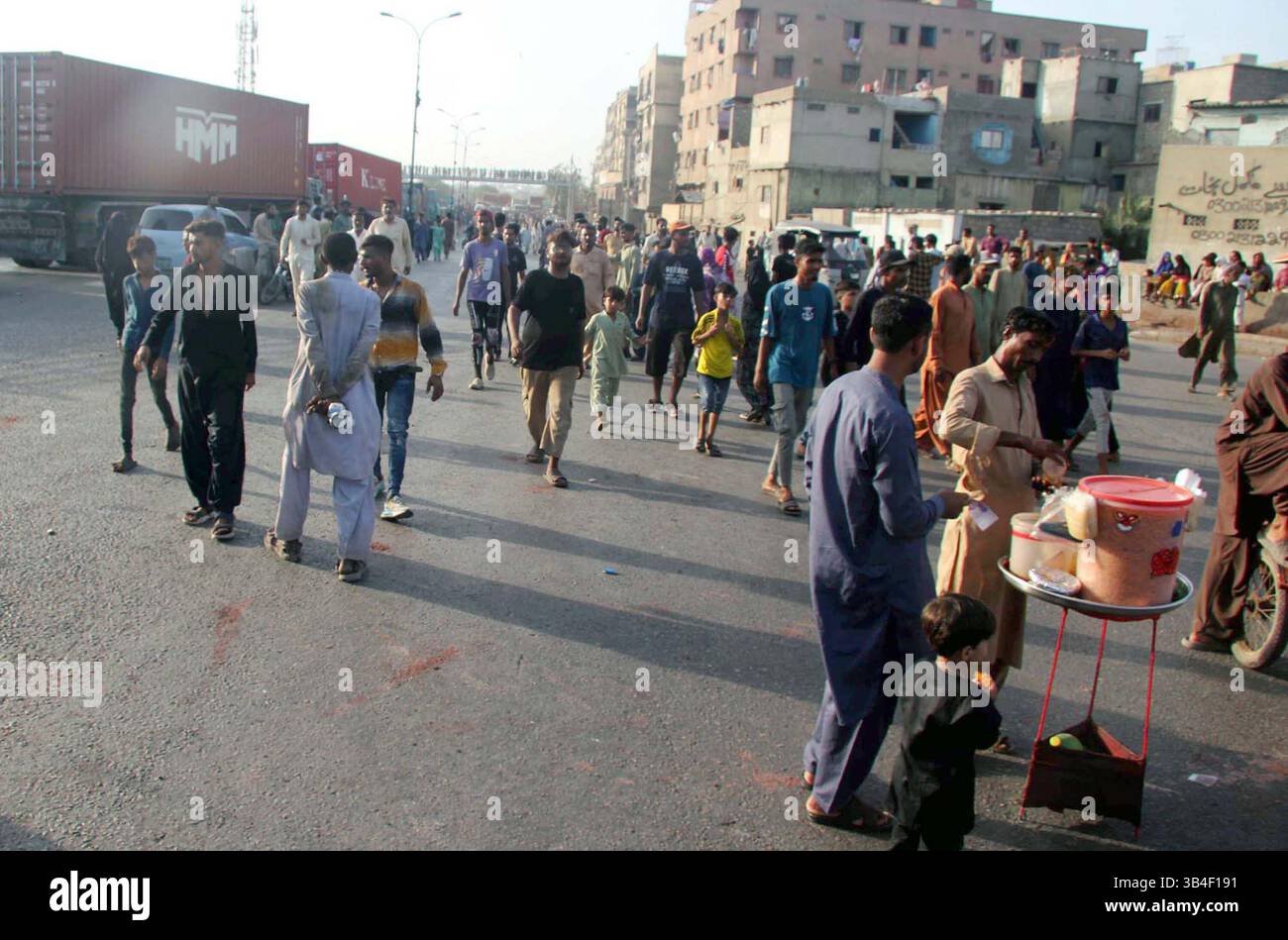 I residenti di Lyari bloccano la strada mentre stanno organizzando una manifestazione di protesta contro il prolungamento della dispersione di elettricità e gas nella loro zona, a Maripur Road a Karachi mercoledì 30 aprile 2025. Foto Stock
