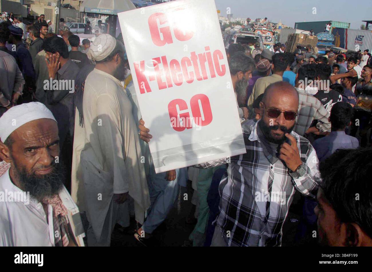 I residenti di Lyari bloccano la strada mentre stanno organizzando una manifestazione di protesta contro il prolungamento della dispersione di elettricità e gas nella loro zona, a Maripur Road a Karachi mercoledì 30 aprile 2025. Foto Stock