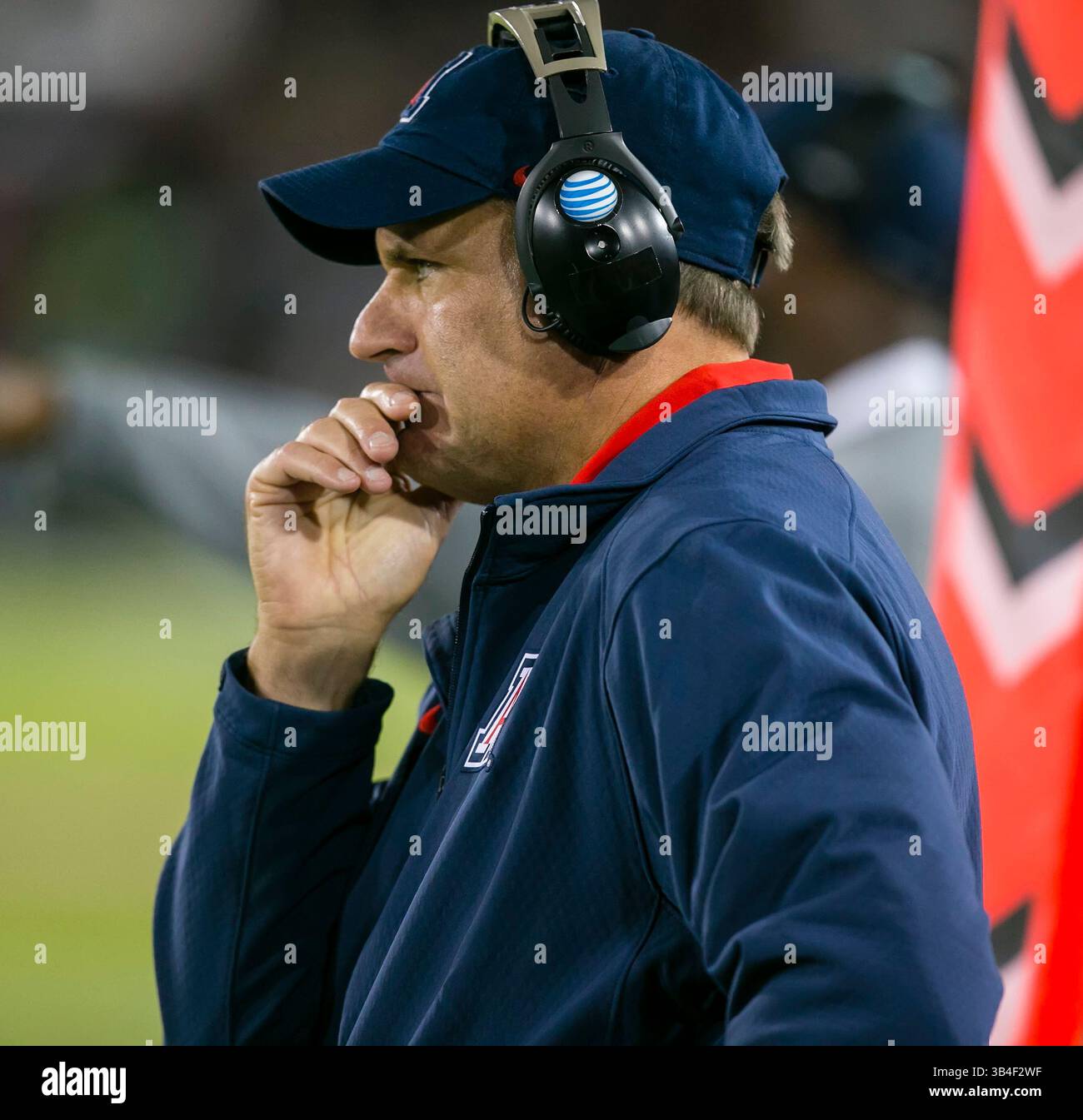 3 ottobre 2015: L'allenatore degli Arizona Wildcats Rich Rodriguez durante la partita di football NCAA tra gli Stanford Cardinal e gli Arizona Wildcats allo Stanford Stadium di Palo alto, CA. Stanford sconfisse Arizona 55-17. Supporti Damon Tarver/Cal Sport (immagine di credito: © Damon Tarver/CSM tramite filo ZUMA) Foto Stock