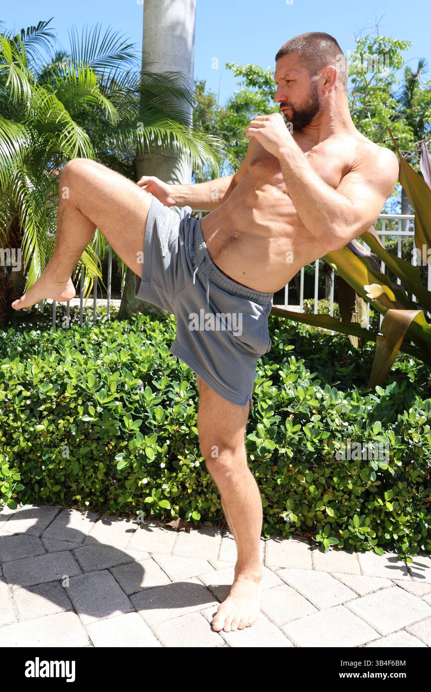 Coconut Creek, Florida, Stati Uniti. 30 aprile 2025. MATEUSZ GAMROT, lottatore di arti marziali miste (wrestler) polacco, campo di allenamento duraturo nell'American Top Team a Coconut Creek, Florida. Si sta preparando a combattere contro LUDOVIT KLEIN della Slovacchia all'evento UFC Apex a Las Vegas, maggio 31, nella divisione dei pesi leggeri. Crediti: Marcin Cholewinski/ZUMA Press Wire/ZUMA Wire/Alamy Live News Foto Stock