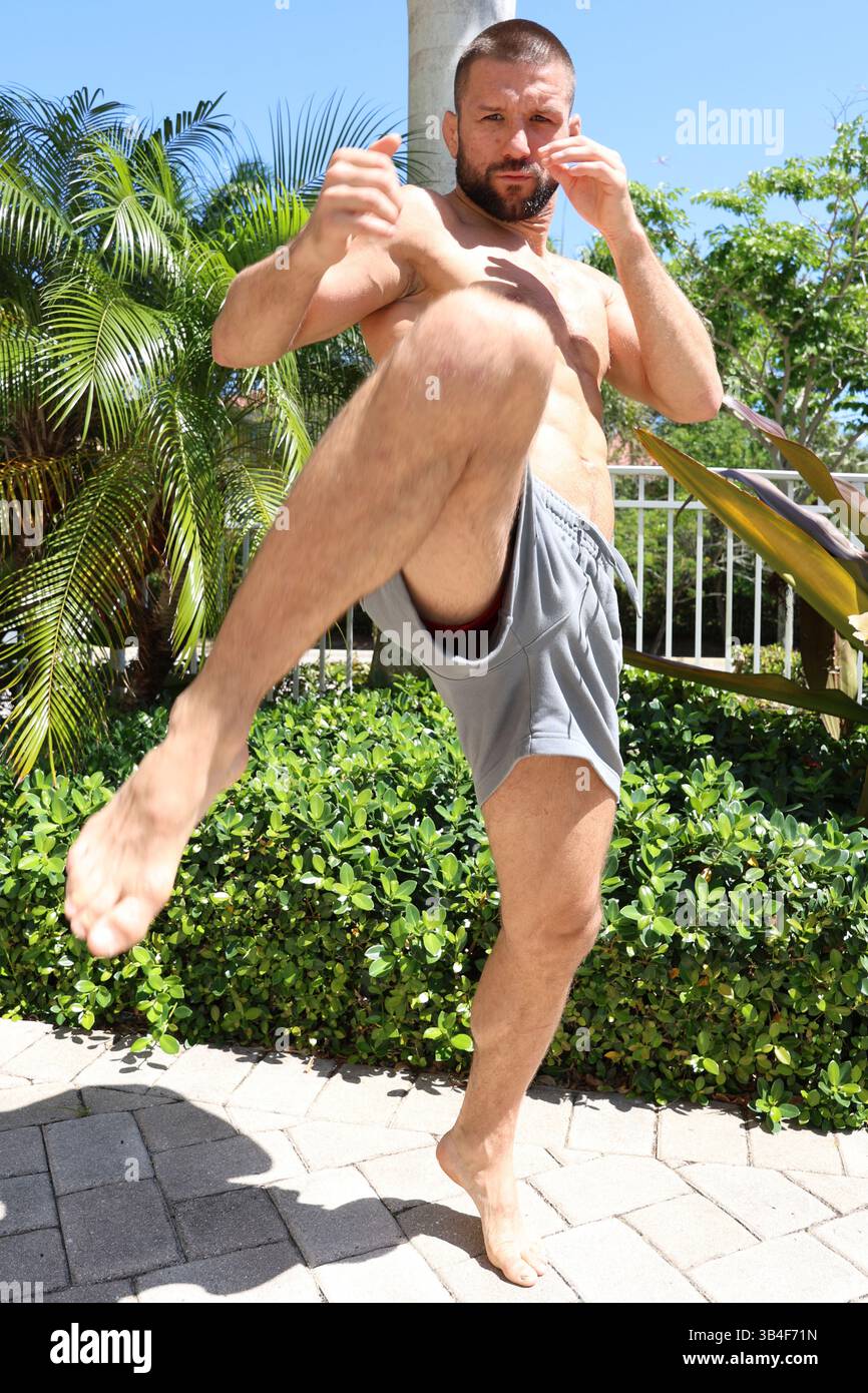 Coconut Creek, Florida, Stati Uniti. 30 aprile 2025. MATEUSZ GAMROT, lottatore di arti marziali miste (wrestler) polacco, campo di allenamento duraturo nell'American Top Team a Coconut Creek, Florida. Si sta preparando a combattere contro LUDOVIT KLEIN della Slovacchia all'evento UFC Apex a Las Vegas, maggio 31, nella divisione dei pesi leggeri. Crediti: Marcin Cholewinski/ZUMA Press Wire/ZUMA Wire/Alamy Live News Foto Stock