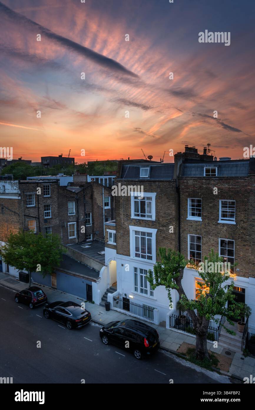 Islington, Londra - in una calda serata di fine aprile, il sole tramonta sul quartiere nord di Islington. Foto Stock