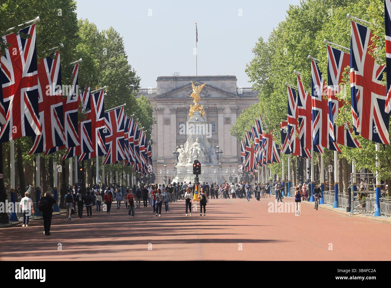 Union Jacks Up on the Mall, mentre si preparano per la sfilata del VE Day in Bank Holiday di lunedì 5 maggio 2025, Londra, Regno Unito Foto Stock
