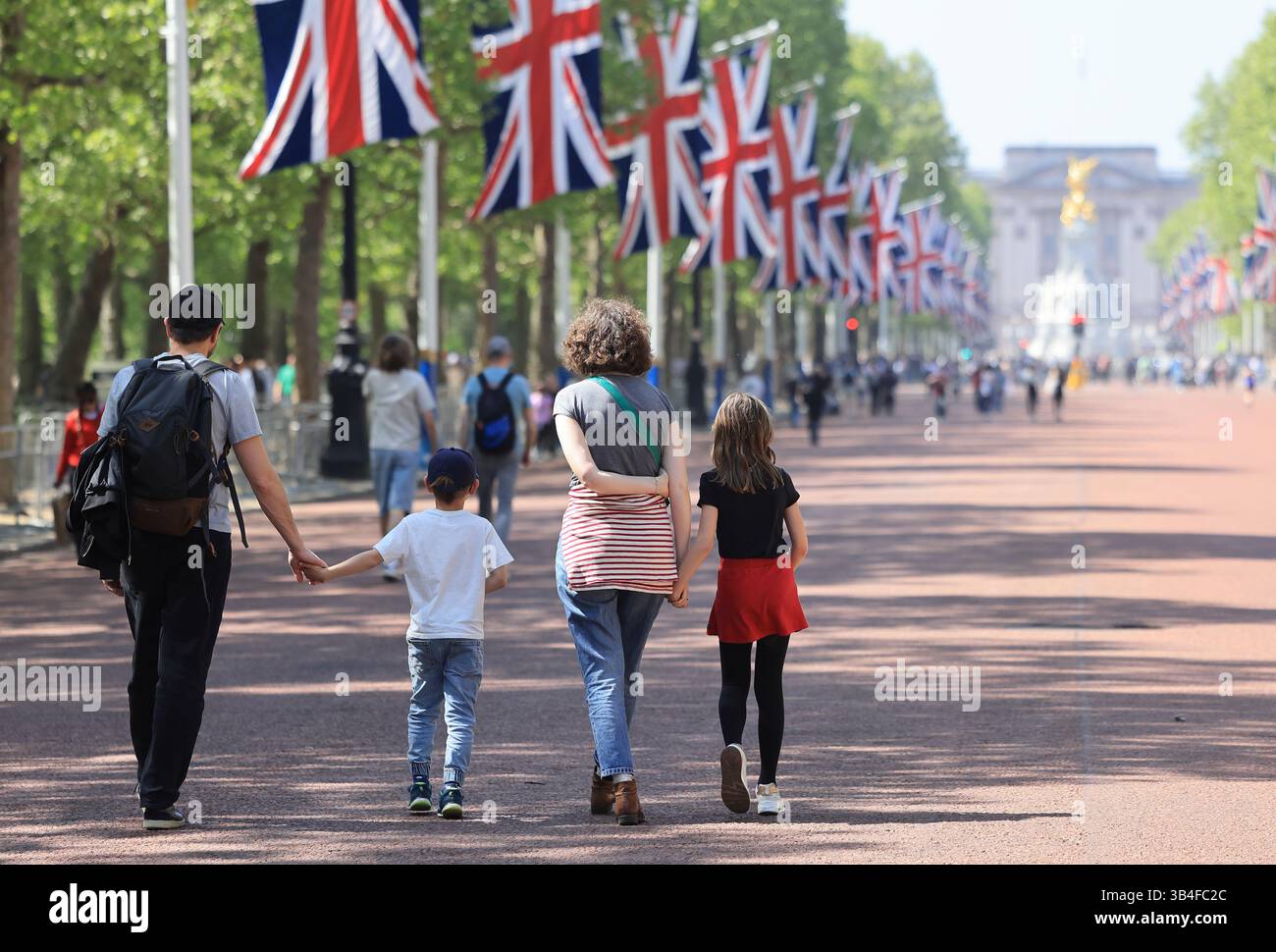 Union Jacks Up on the Mall, mentre si preparano per la sfilata del VE Day in Bank Holiday di lunedì 5 maggio 2025, Londra, Regno Unito Foto Stock