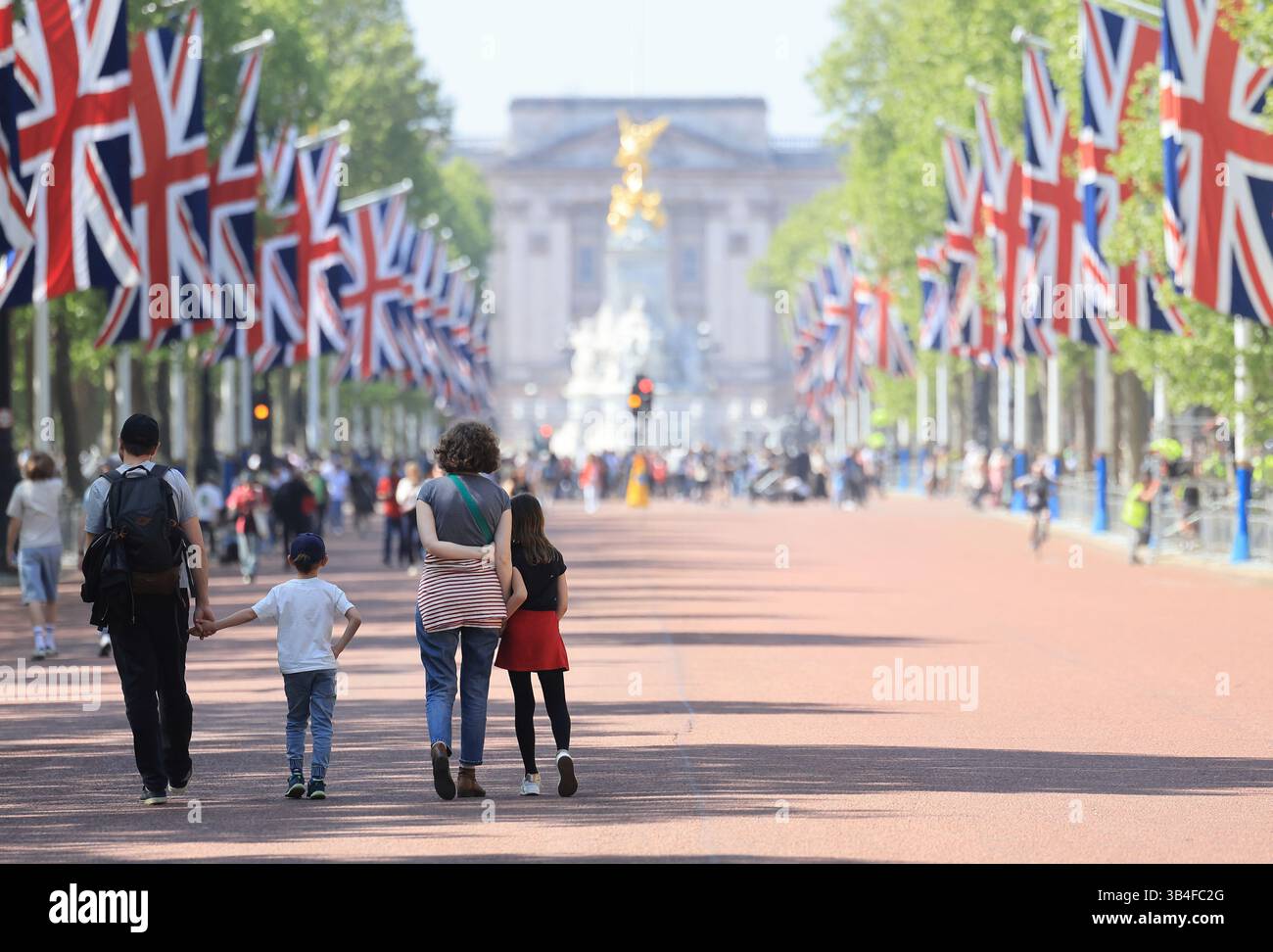Union Jacks Up on the Mall, mentre si preparano per la sfilata del VE Day in Bank Holiday di lunedì 5 maggio 2025, Londra, Regno Unito Foto Stock
