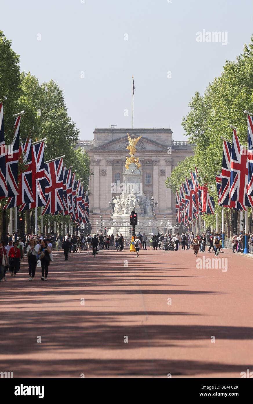 Union Jacks Up on the Mall, mentre si preparano per la sfilata del VE Day in Bank Holiday di lunedì 5 maggio 2025, Londra, Regno Unito Foto Stock