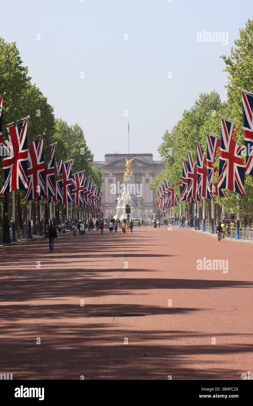 Union Jacks Up on the Mall, mentre si preparano per la sfilata del VE Day in Bank Holiday di lunedì 5 maggio 2025, Londra, Regno Unito Foto Stock