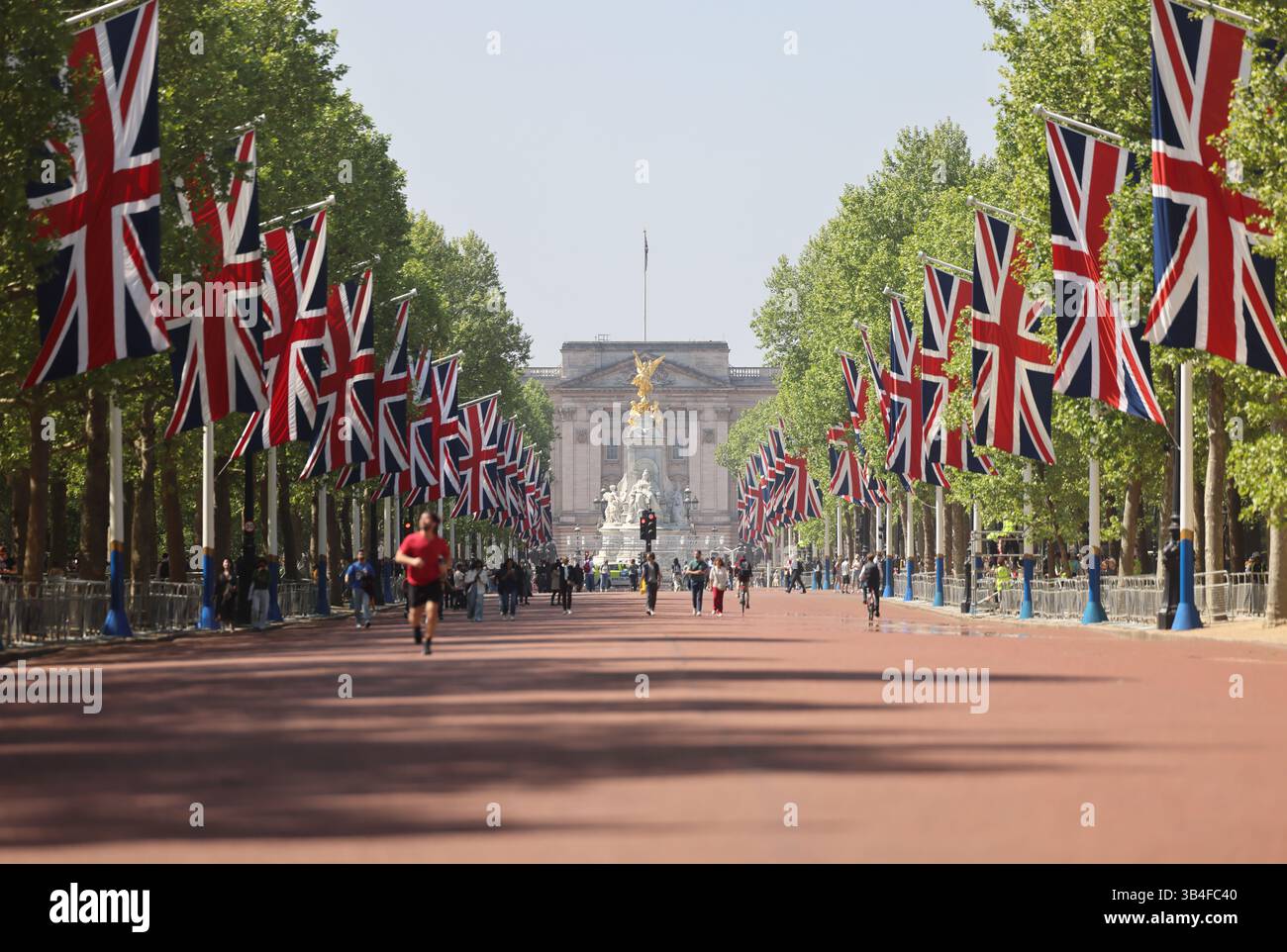 Union Jacks Up on the Mall, mentre si preparano per la sfilata del VE Day in Bank Holiday di lunedì 5 maggio 2025, Londra, Regno Unito Foto Stock