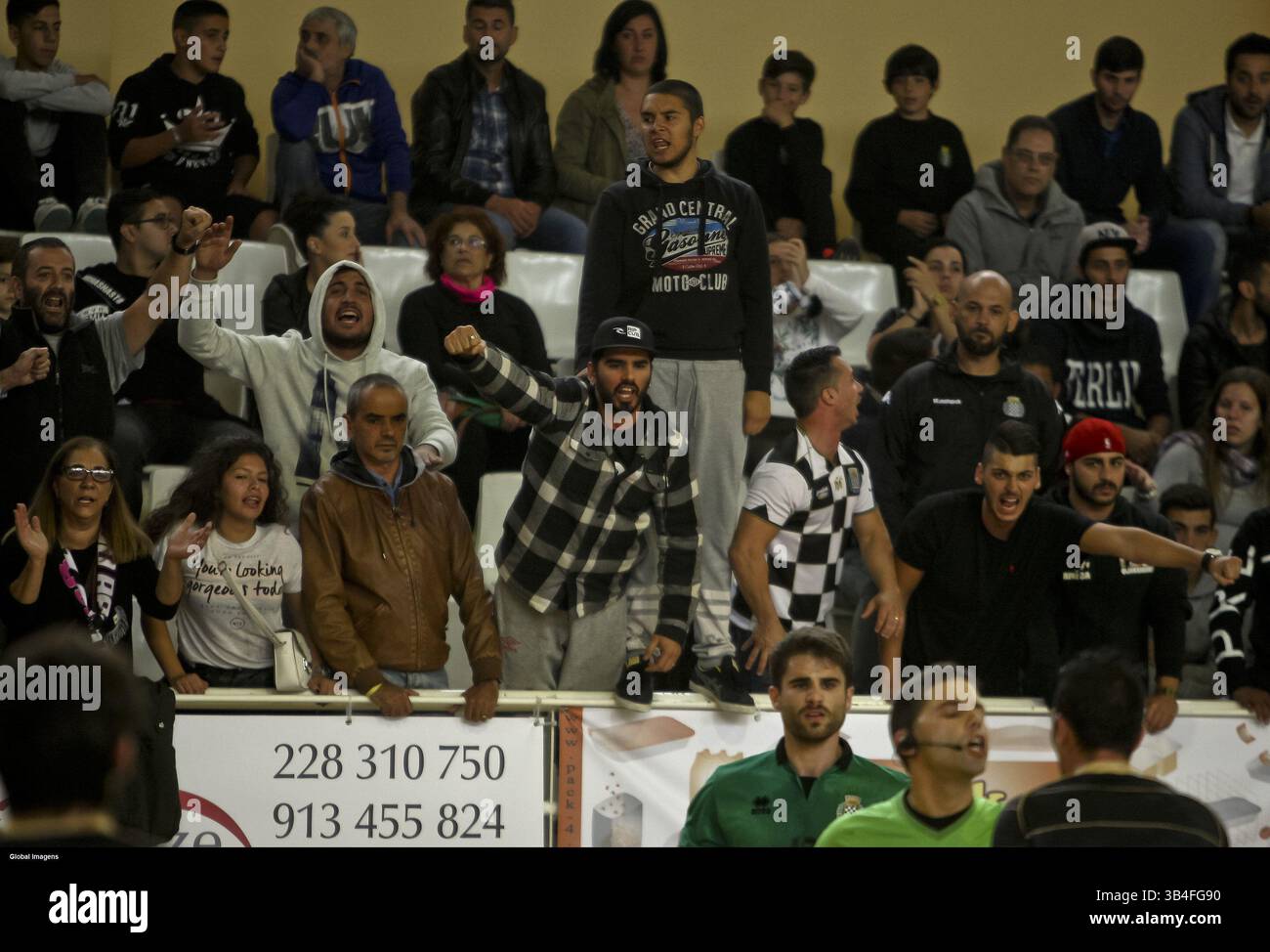 10 ottobre 2015 - Na - Porto, 10/10/2015 - il Boavista Futebol Clube ha ricevuto questo pomeriggio lo Sport Lisboa e Benfica nel Padiglione Infante de Sagres di Porto in partita contando per la 9a prova del Campionato Nazionale - Futsal 1° Divisione 2015/2016. Claque di Boavista. (Immagine di credito: © Global Imagens/Global Imagens via ZUMA Press/ZUMAPRESS.com) Foto Stock