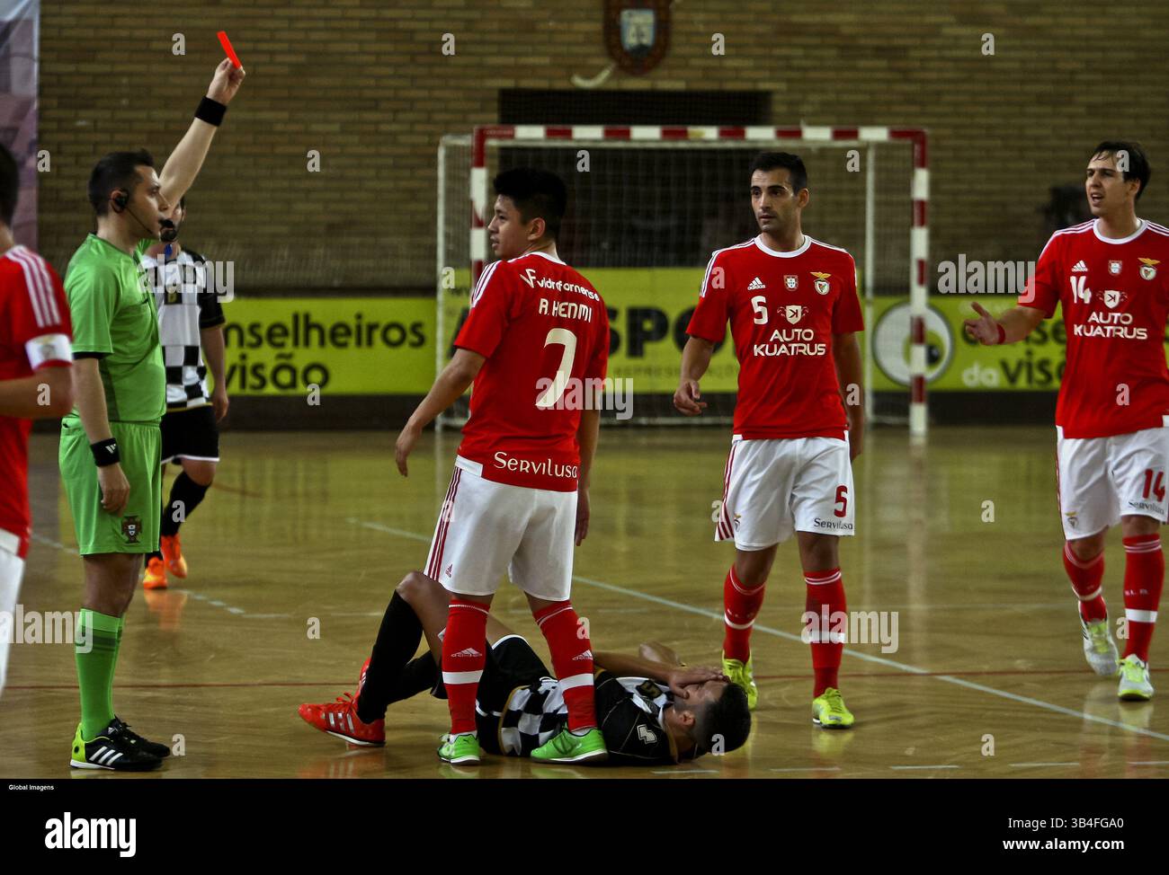 10 ottobre 2015 - Na - Porto, 10/10/2015 - il Boavista Futebol Clube ha ricevuto questo pomeriggio lo Sport Lisboa e Benfica nel Padiglione Infante de Sagres di Porto in partita contando per la 9a prova del Campionato Nazionale - Futsal 1° Divisione 2015/2016. L'arbitro ha espulso Rafael Hernmi. (Immagine di credito: © Global Imagens/Global Imagens via ZUMA Press/ZUMAPRESS.com) Foto Stock