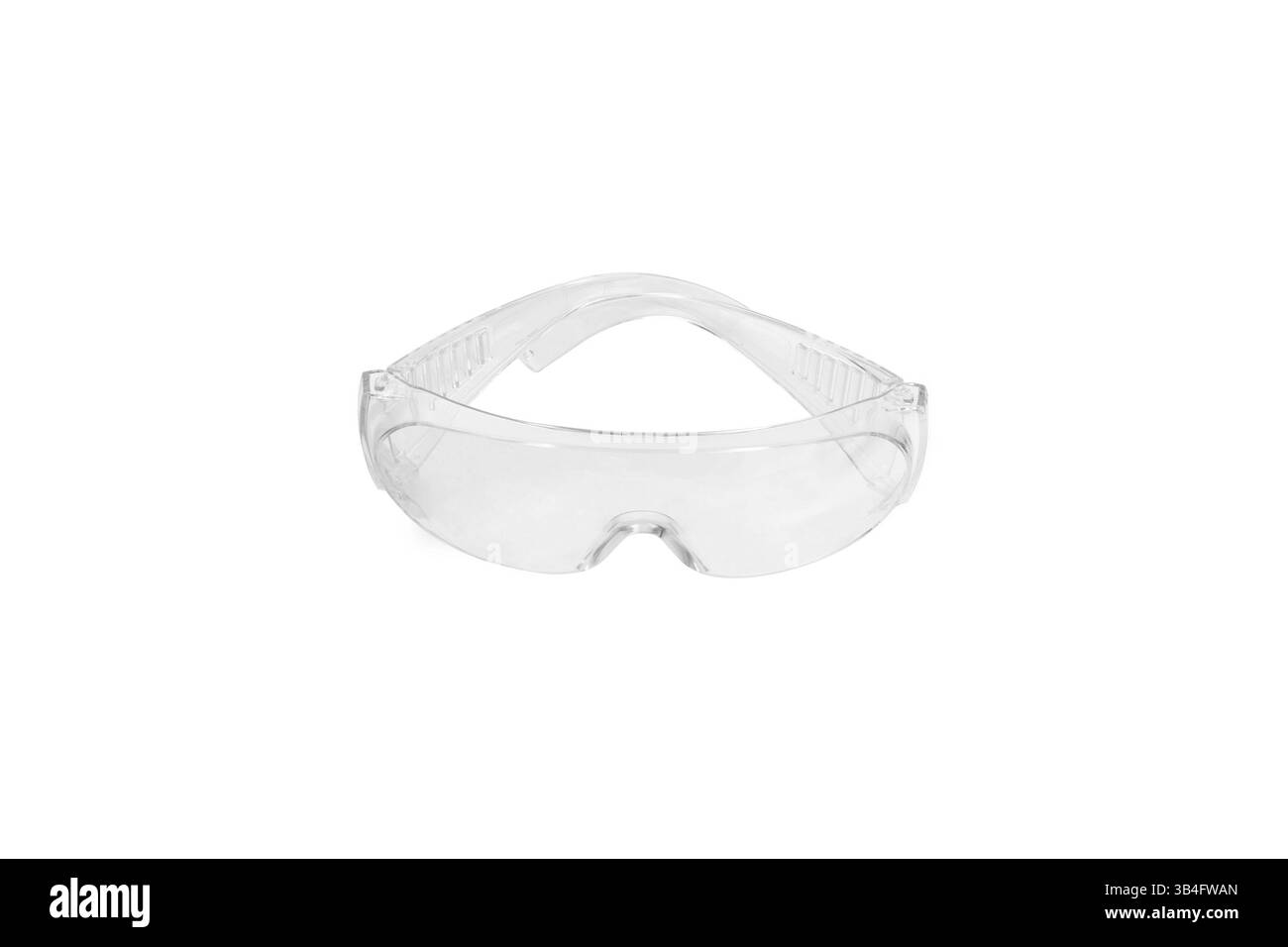 Occhiali di sicurezza trasparenti con lenti avvolgenti per la protezione degli occhi, isolati su sfondo bianco. Foto Stock