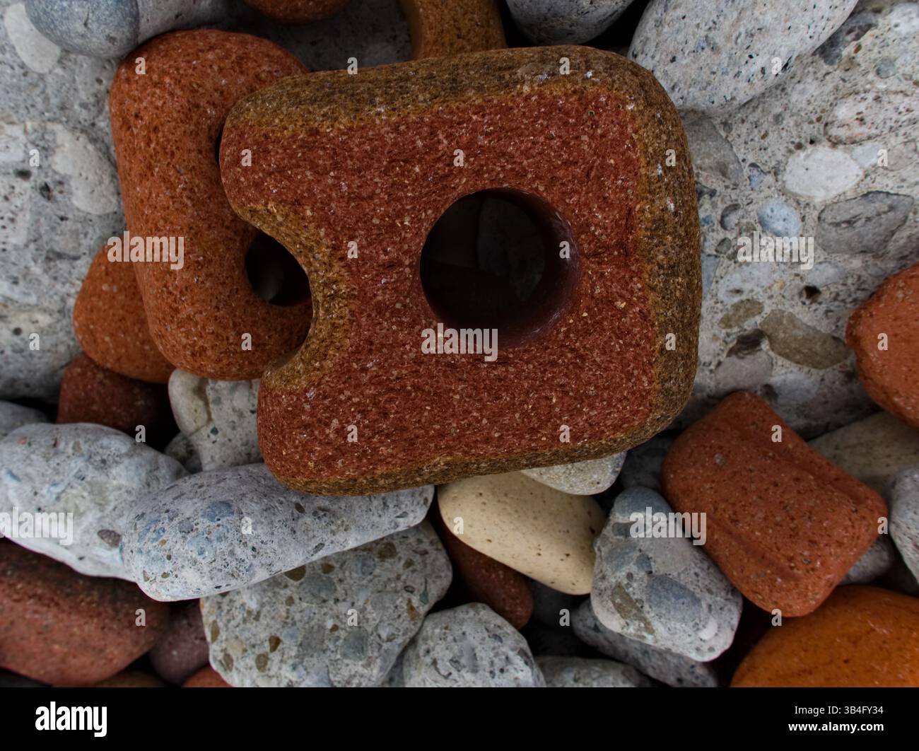 Onde morbide che si infrangono su pietre arrotondate dell'Ontario create con vecchi materiali da costruzione. Bellezza nella bonifica. Foto Stock
