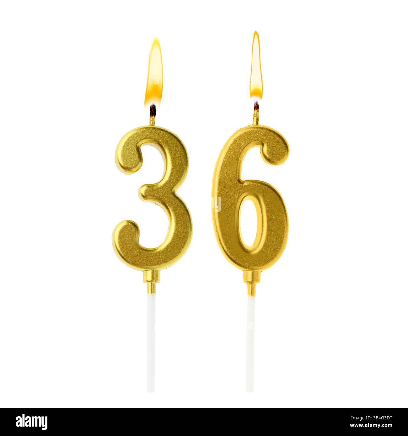 Bruciare candele dorate che compongono il numero 36 su sfondo bianco. Decorazioni festive per il compleanno o altre date speciali Foto Stock