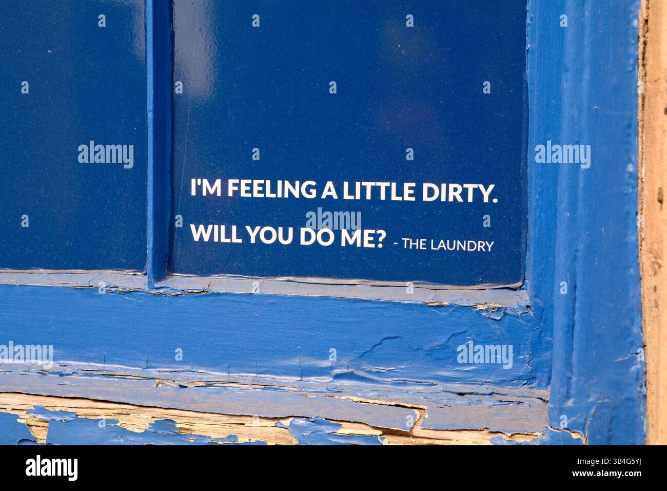 Humourous firma alla finestra di Laundrette dicendo "mi sento un po' sporco, mi farai? - Il bucato » Foto Stock