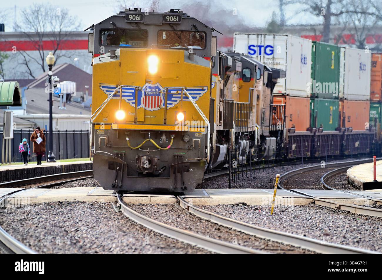 Wheaton, Illinois, Stati Uniti. Un treno merci intermodale della Union Pacific Railroad che passa attraverso una comunità suburbana di Chicago. Foto Stock