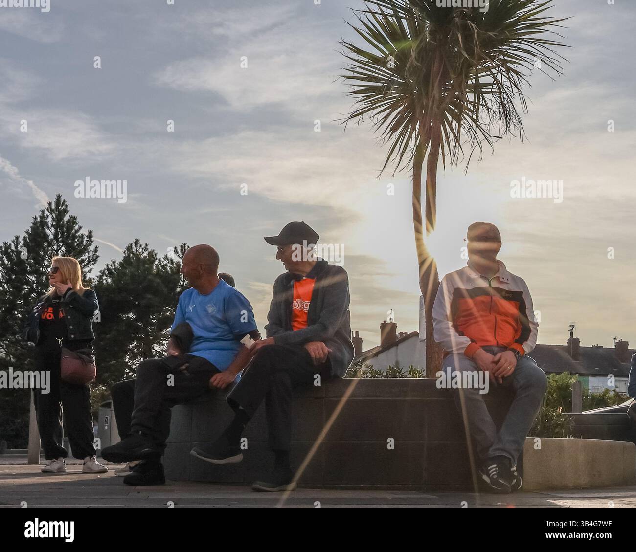 I tifosi del Blackpool si crogiolano al sole prima del calcio d'inizio durante la partita Sky Bet League 1 Blackpool vs Birmingham City a Bloomfield Road, Blackpool, Regno Unito, 30 aprile 2025 (foto di Mark Cosgrove/News Images) Foto Stock