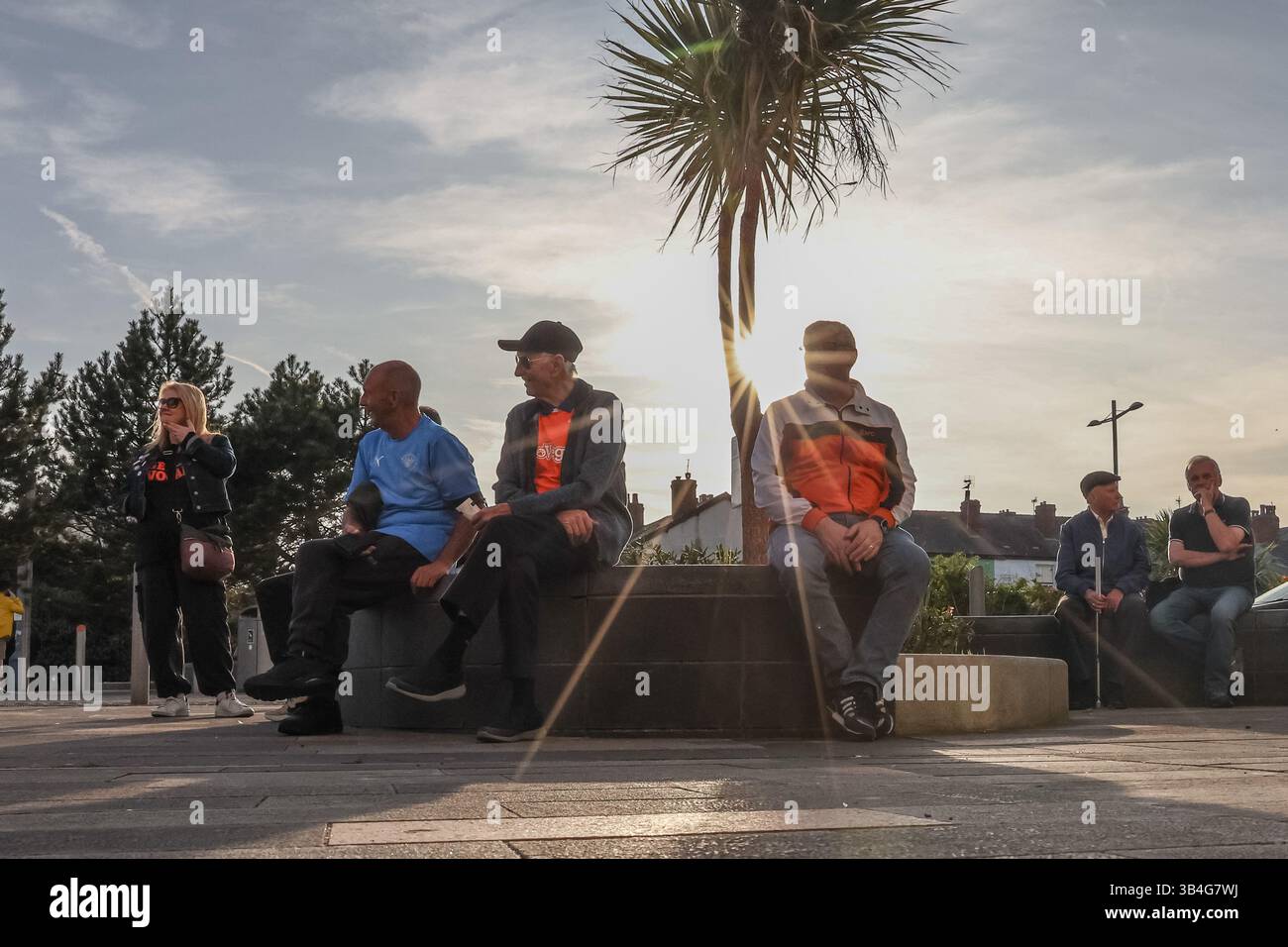 I tifosi del Blackpool si crogiolano al sole prima del calcio d'inizio durante la partita Sky Bet League 1 Blackpool vs Birmingham City a Bloomfield Road, Blackpool, Regno Unito, 30 aprile 2025 (foto di Mark Cosgrove/News Images) Foto Stock