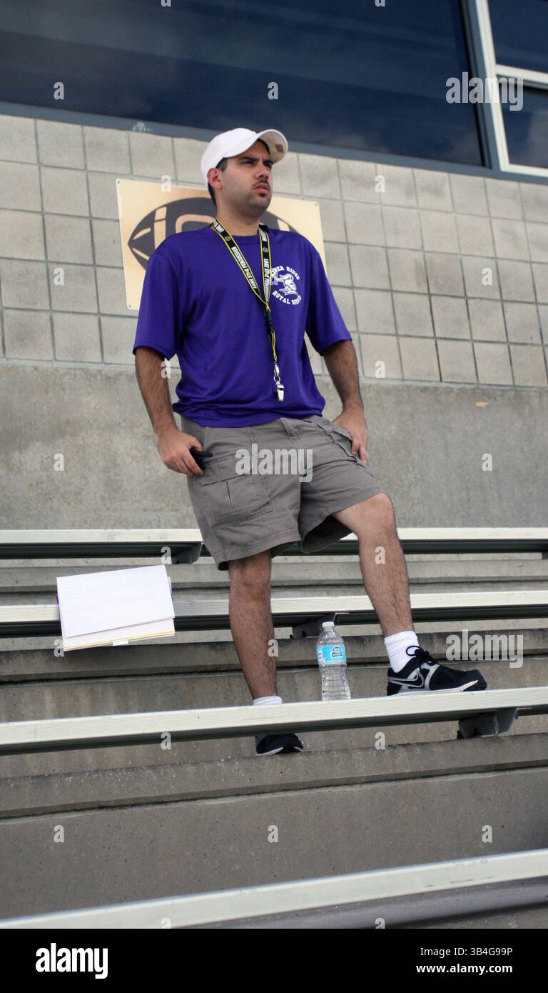 26 agosto 2014 - New Port Richey, Florida, Stati Uniti - MICHELE MILLER | TIMES.River Ridge High, direttore della band Chris Greco, si gode una vista dall'alto negli stand vuoti durante una recente sessione di allenamento post-scuola tenutasi nello stadio di calcio. Ã'IÃm approfittando dell'altezza,Ó ha detto, aggiungendo che per preservare il campo, la pratica del doposcuola è in genere relegata sulla cima nera del parcheggio della scuola. Di solito IÃm a livello del suolo, quindi ho difficoltà a vedere le immagini Ã. Alcuni direttori noleggiano un selezionatore di ciliegi, ma IÃm ha spaventato a morte di altezze, così che wonÃt lo faccia per me. (Credito Foto Stock