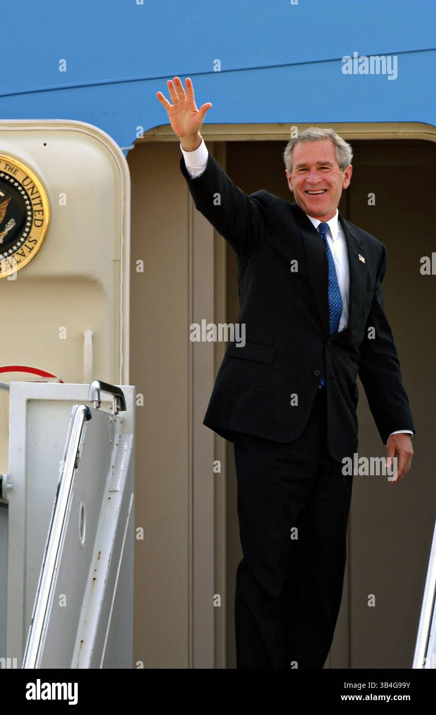18 ottobre 2004 - Lakehurst, New Jersey, Stati Uniti d'America - il presidente degli Stati Uniti George W. Bush sventola dalla porta dell'Air Force One mentre parte dalla McGuire Air Force base il 18 ottobre 2004 a Lakehurst, New Jersey. (Immagine di credito: © Brian Dyjak/Planet Pix via ZUMA Wire) Foto Stock
