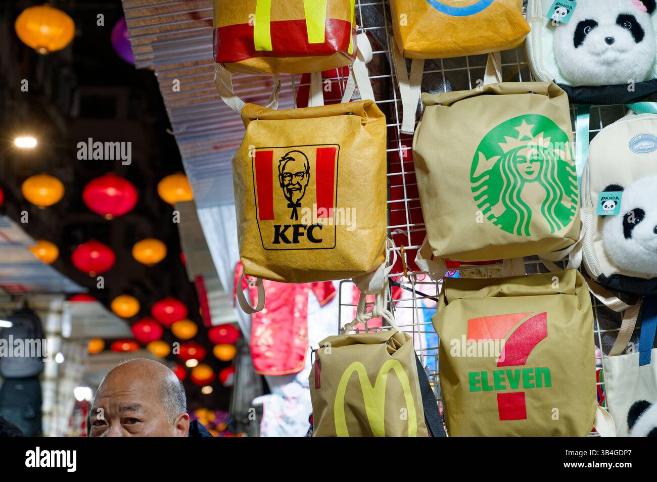 Borse a tema logo con KFC, Starbucks e molto altro in mostra al mercato notturno di Temple Street Foto Stock