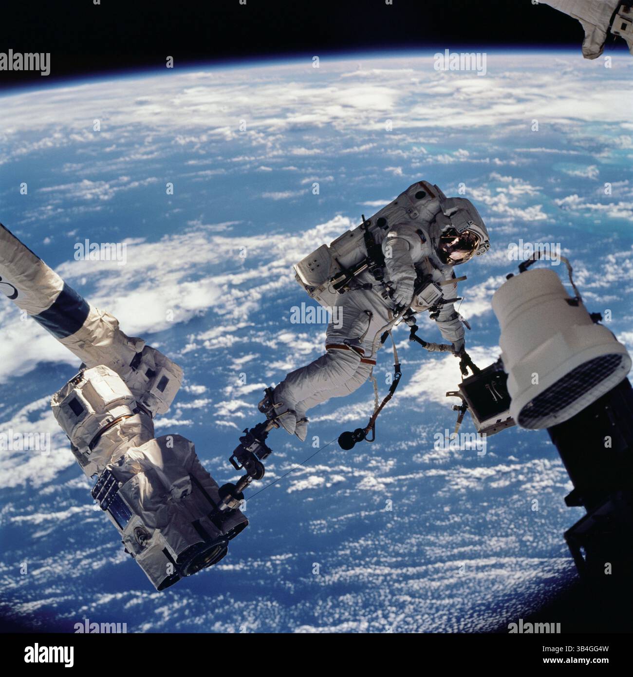 24 maggio 2008 - TERRA -- 10 ottobre 2002 -- l'astronauta David Wolf, specialista della missione STS-112, ancorato a un poggiapiedi sul Remote Manipulator System (SSRMS) della stazione spaziale o Canadarm 2, trasporta la telecamera esterna nadir fuoribordo Starboard One (S1). La fotocamera è stata installata alla fine della capriata S1 sulla stazione spaziale Internazionale (ISS) durante la missione’prima sessione programmata di attività stravagante - foto della NASA / Topfoto (immagine di credito: © Lightroom/NASA / Lightroom/NASA tramite ZUMA Press) Foto Stock