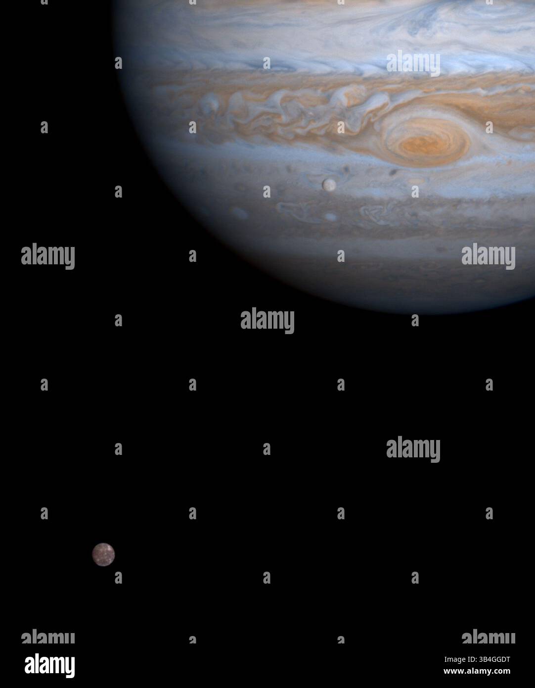 19 agosto 2015 - SOL SYSTEM Jupiter -- 7 dicembre 2000 -- un momento in un'antica danza orbitale è catturato in questa foto a colori scattata dalla NASA | ESA Cassini su due delle quattro lune principali di Giove, Europa (in alto a destra) e Callisto, erano quasi perfettamente allineate l'una con l'altra e con il centro del pianeta. Le distanze ingannano. Europa, vista contro Giove, si trova a 600.000 chilometri (370.000 miglia) sopra le cime delle nuvole del pianeta. Callisto, in basso a sinistra, è quasi tre volte più distante dalle cime delle nuvole. Europa è un po' più piccola della Luna della Terra e ha uno dei brividi Foto Stock
