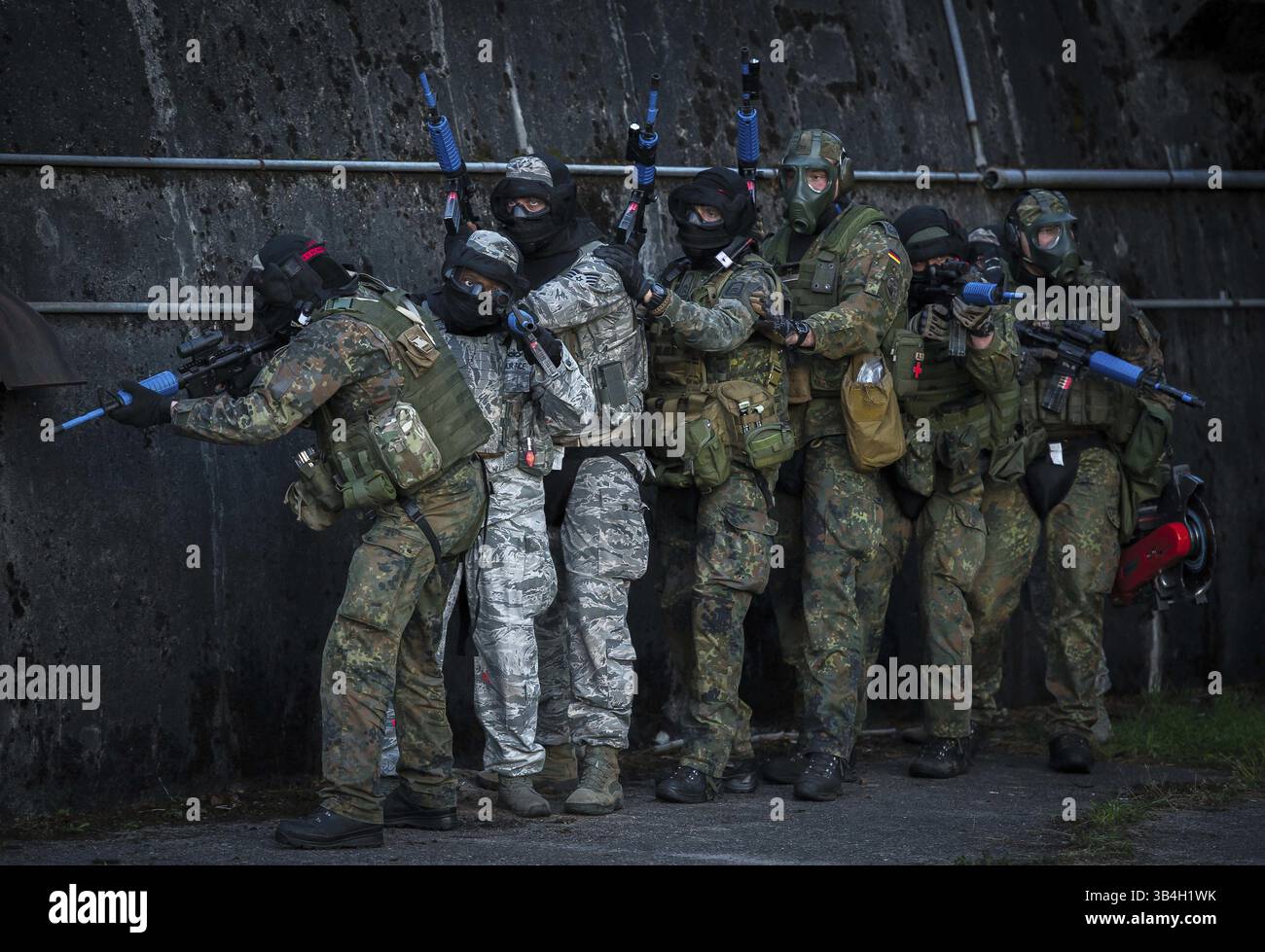 30 maggio 2015 - base aerea di Ramstein, Germania - le forze di sicurezza statunitensi ed europee si spostano in posizione per violare una struttura indurita durante un corso di addestramento al combattimento noto come Blac Ice presso la base aerea di Ramstein il 30 maggio 2015 a Ramstein, Germania. (Immagine di credito: © Tsgt. Ryan Crane/Planet Pix tramite cavo ZUMA) Foto Stock