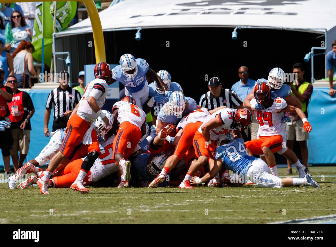 19 settembre 2015: Incontro di calcio NCAA tra i Fighting Illini dell'Illinois e i North Carolina Tarheels al Kenan Memorial Stadium di Chapel Hill, North Carolina. Scott Kinser/CSM(immagine di credito: © Scott Kinser/CSM via ZUMA Wire) Foto Stock