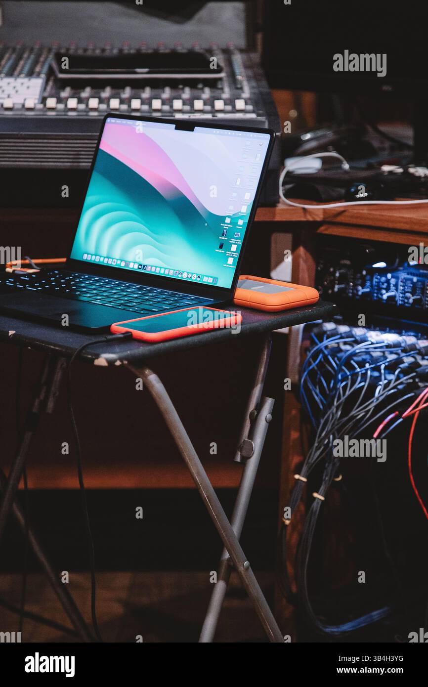 Configurazione della produzione creativa con laptop, interfaccia audio e cavi in Music Studio – Osasco, Brasile Foto Stock Configurazione della produzione creativa con laptop, interfaccia audio e cavi in Music Studio – Osasco, Brasile Foto Stock