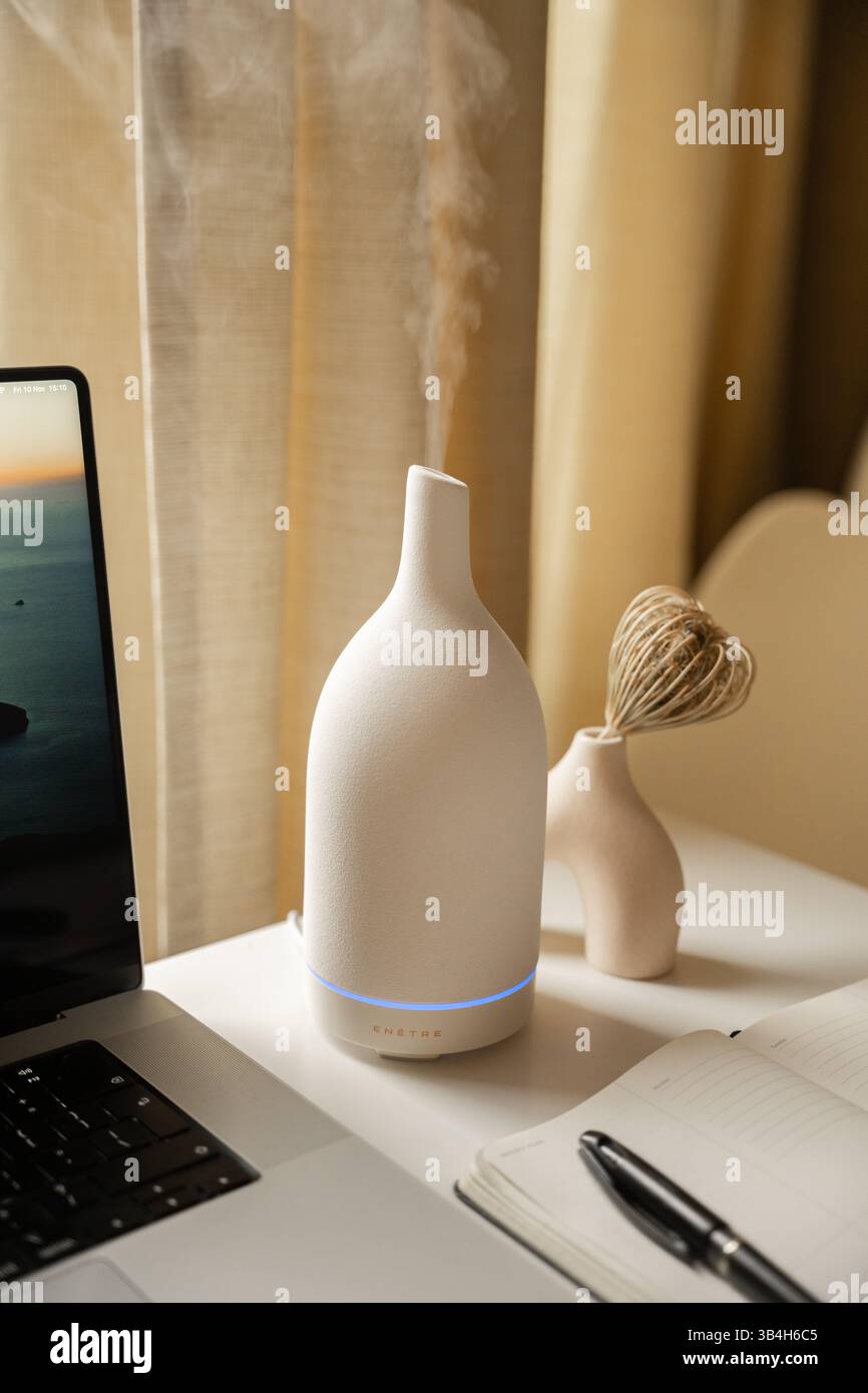 Configurazione benessere funzionale – diffusore in ceramica bianco con elementi Workspace Foto Stock