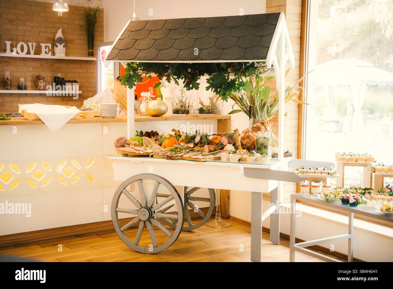 Incantevole carrello alimentare - esposizione dalla fattoria alla tavola con arredamento rustico Foto Stock