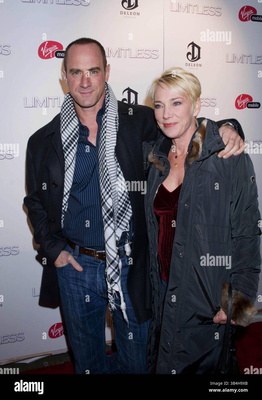 9 marzo 2011 - New York, New York, Stati Uniti - PREMIERE "SENZA LIMITI" AL REGAL UNION SQUARE THEATER DI NEW YORK New YORK, 03-08-2011. I15386KBA.CHRISTOPHER MELONI con moglie Sherman Williams (immagine di credito: © Ken Babolocsay/Globe Photos/ZUMAPRESS.com) Foto Stock 9 marzo 2011 - New York, New York, Stati Uniti - PREMIERE "SENZA LIMITI" AL REGAL UNION SQUARE THEATER DI NEW YORK New YORK, 03-08-2011. I15386KBA.CHRISTOPHER MELONI con moglie Sherman Williams (immagine di credito: © Ken Babolocsay/Globe Photos/ZUMAPRESS.com) Foto Stock