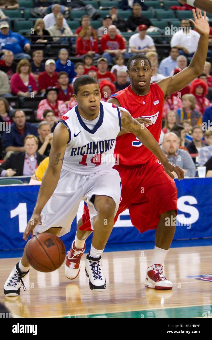 13 marzo 2011: La guardia dei Richmond Spiders Kevin Anderson (14) sta guidando verso il cesto mentre la guardia dei Dayton Flyers Juwan Staten (3) lo sta seguendo durante la partita di Atlantic 10 Tournament Championship tra i Dayton Flyers e i Richmond Spiders al Boardwalk Hall di Atlantic City, New Jersey. (Immagine di credito: © Chris Szagola/Cal Sport Media/ZUMAPRESS.com) Foto Stock