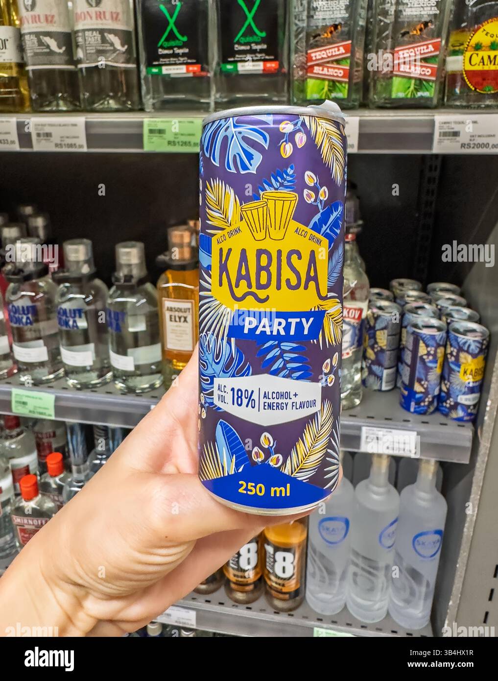 Grand Bay, Mauritius - 29 gennaio 2025: Mano che tiene in mano una lattina di Kabisa Party alcol e bevanda energetica aromatizzata in una navata di supermercato liquori. Alti quali Foto Stock