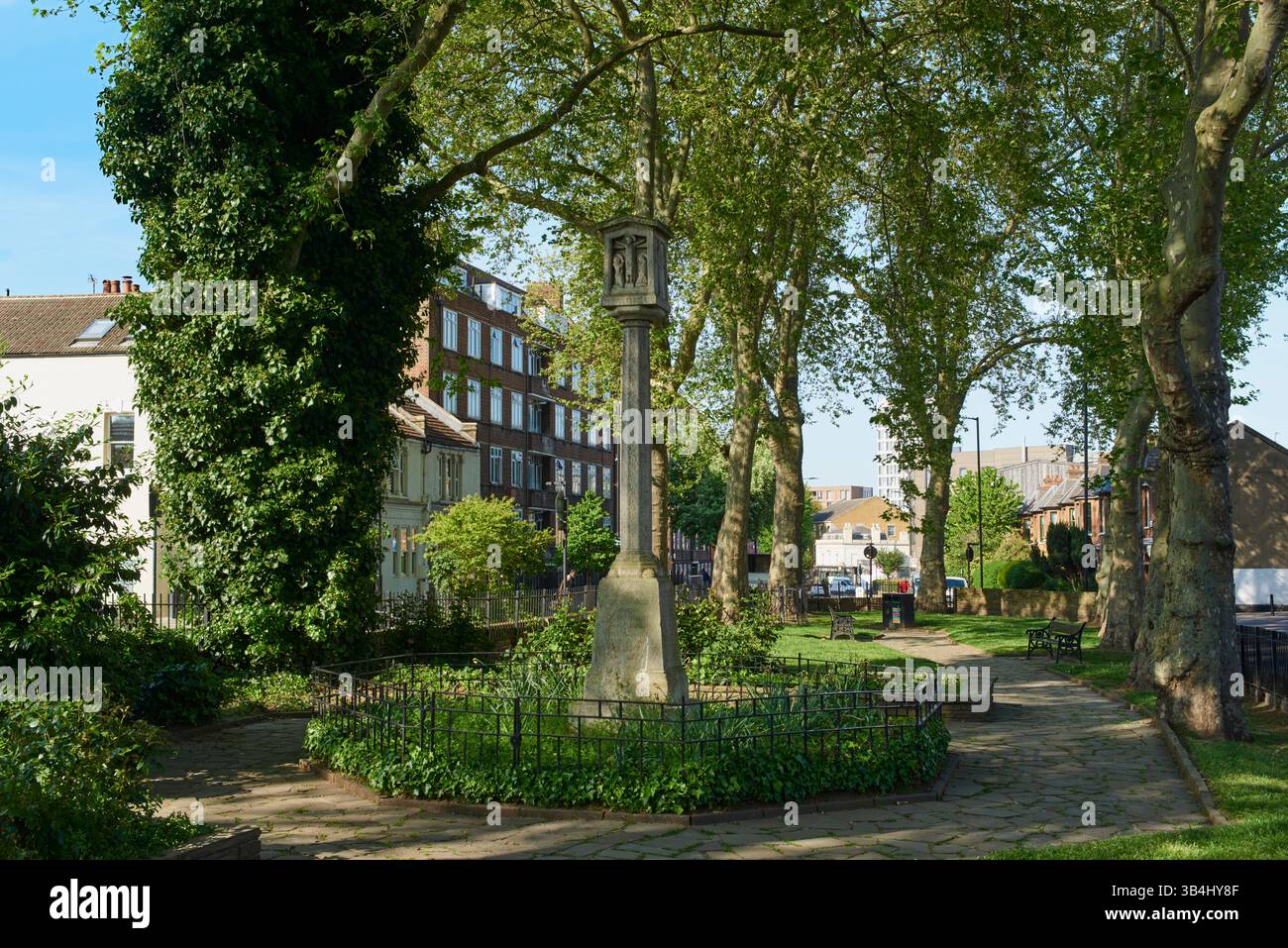 Shacklewell Green, Dalston, Londra Regno Unito, nel Borough di Hackney, con monumento alla guerra Foto Stock